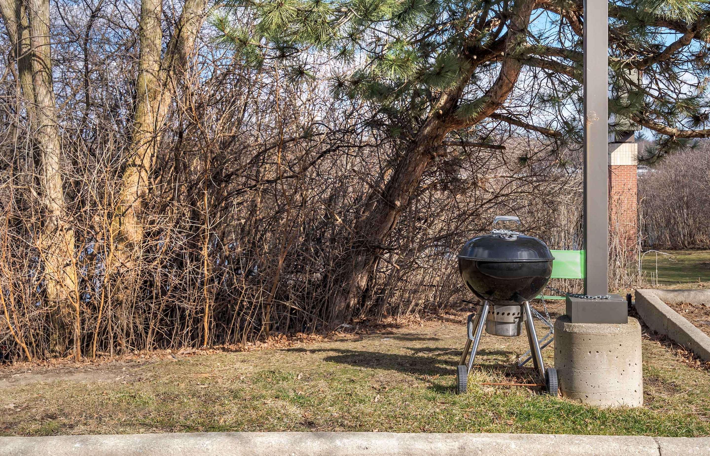 Picnic Area | Extended Stay America Select Suites Chicago Westmont Oak Brook