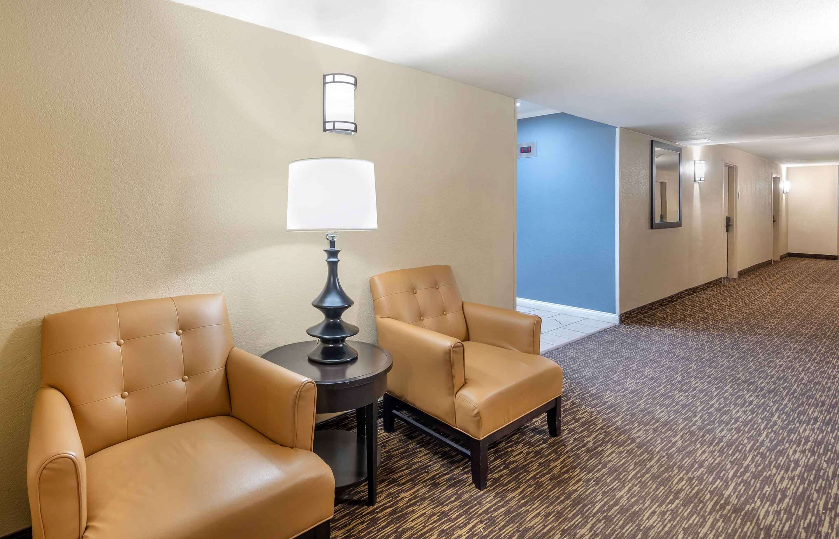 Lobby and Guest Check-in | Extended Stay America Select Suites Chicago Westmont Oak Brook
