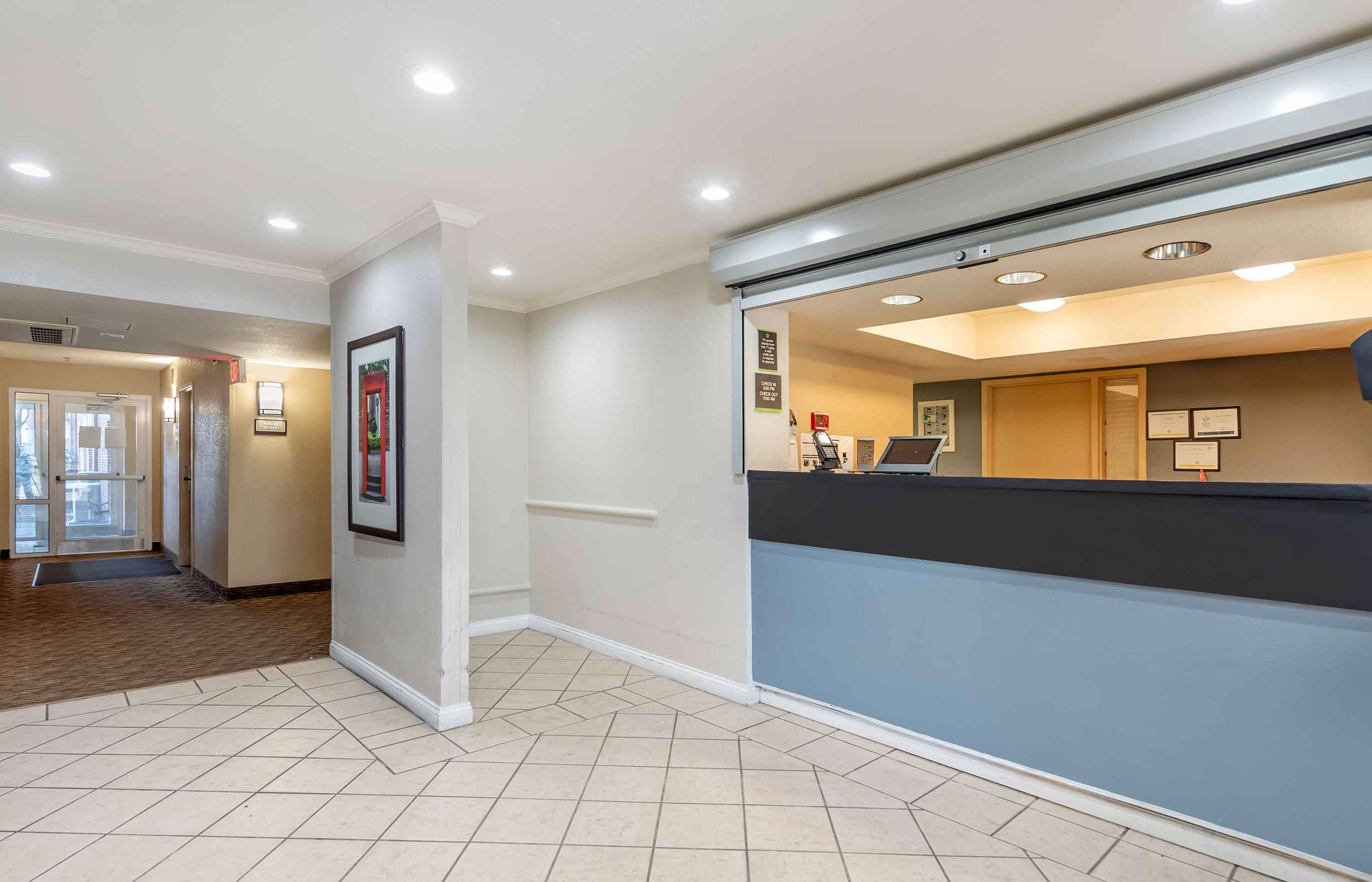 Lobby and Guest Check-in | Extended Stay America Select Suites Chicago Westmont Oak Brook