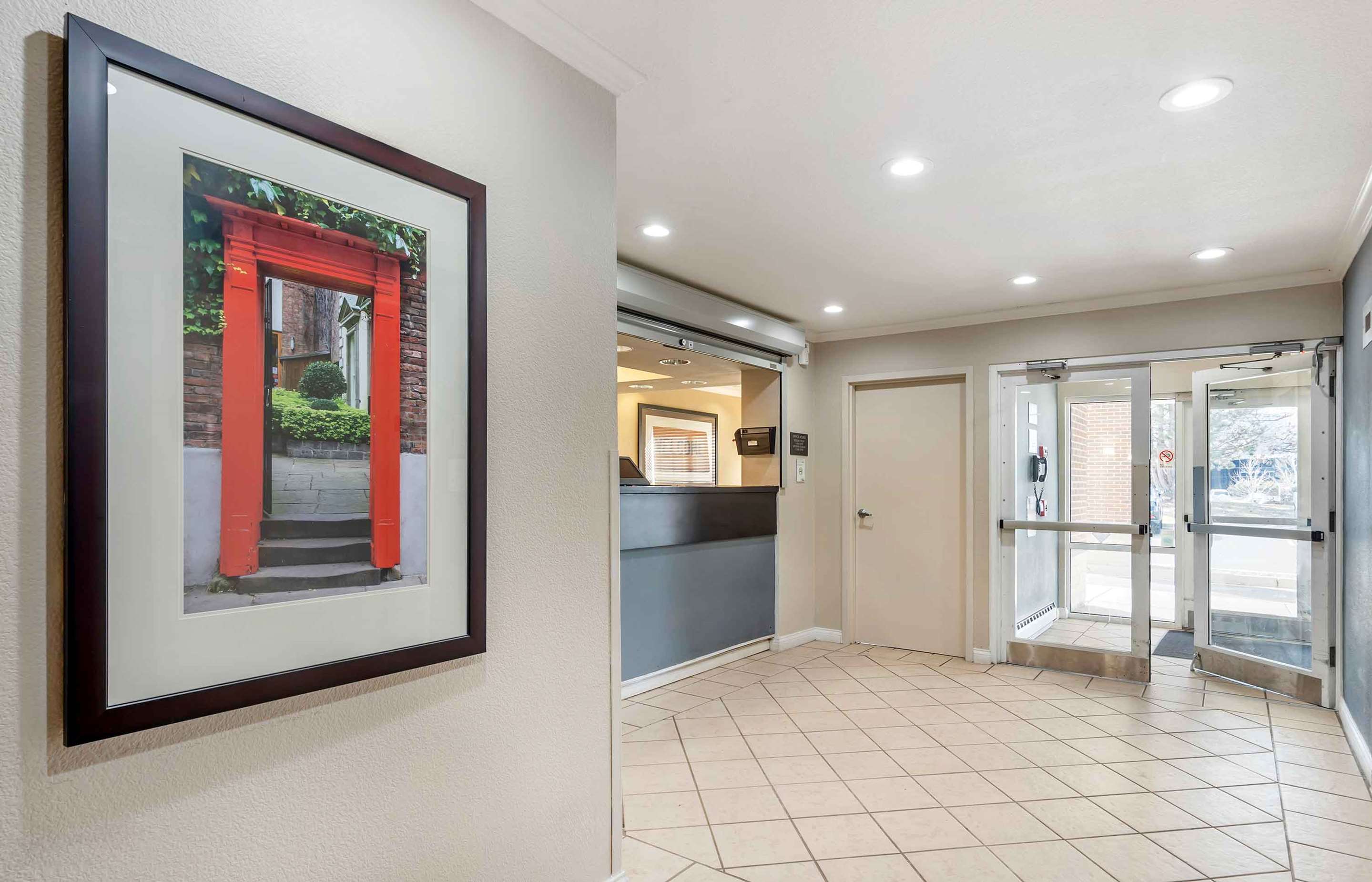 Lobby and Guest Check-in | Extended Stay America Select Suites Chicago Westmont Oak Brook