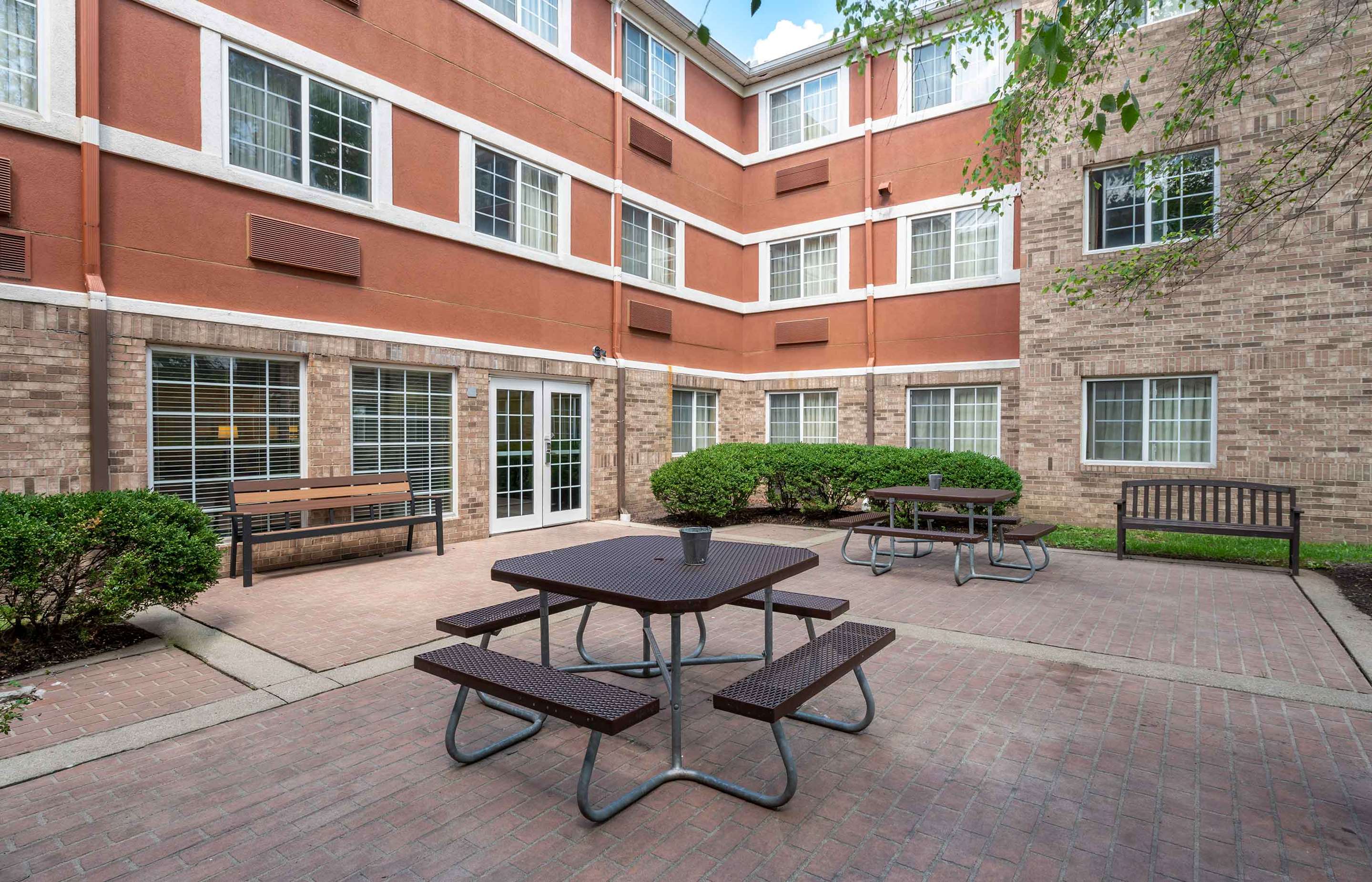 Picnic Area | Extended Stay America Suites Indianapolis West 86th St