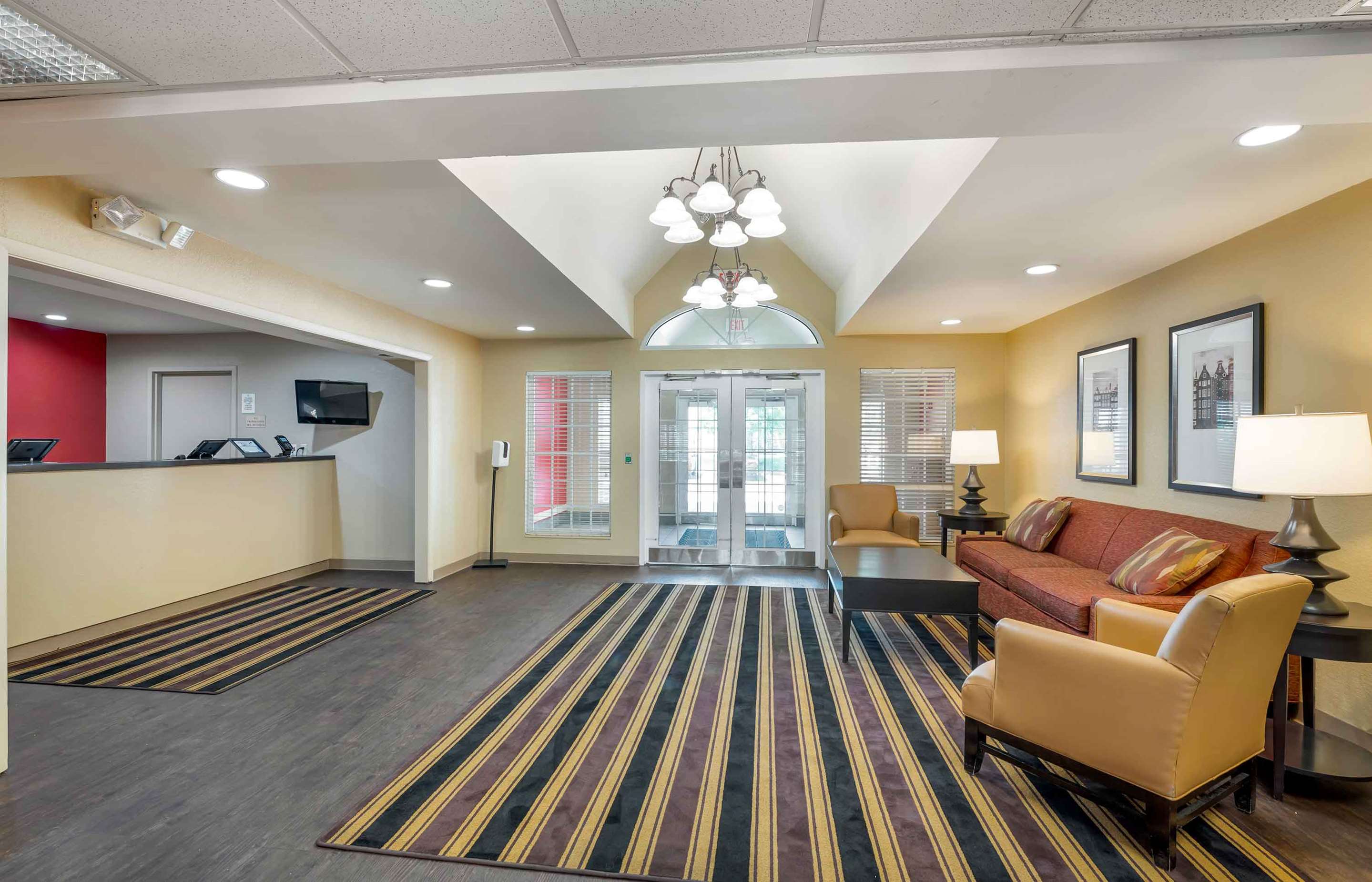 Lobby and Guest Check-in | Extended Stay America Suites Indianapolis West 86th St