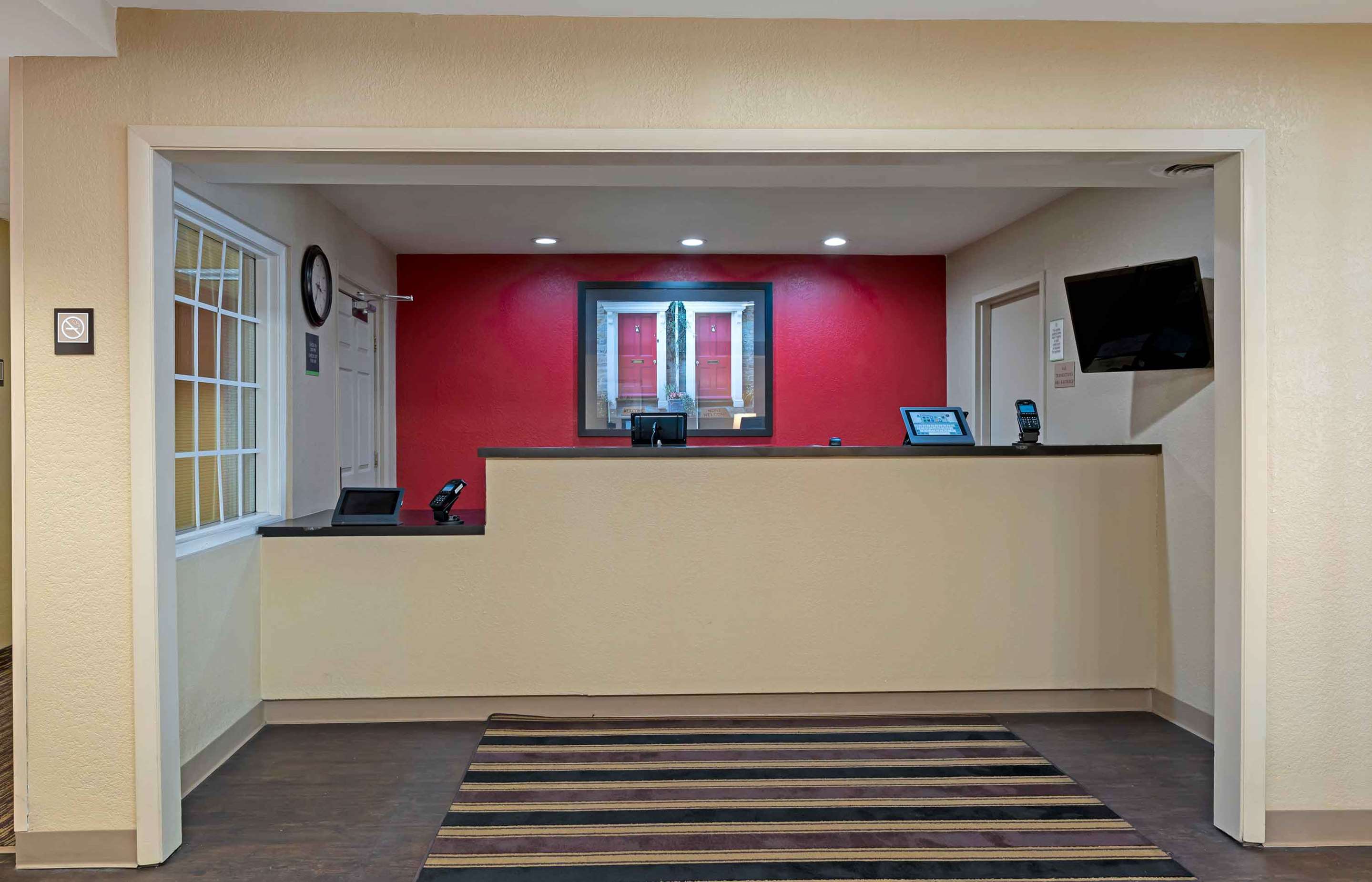 Lobby and Guest Check-in | Extended Stay America Suites Indianapolis West 86th St