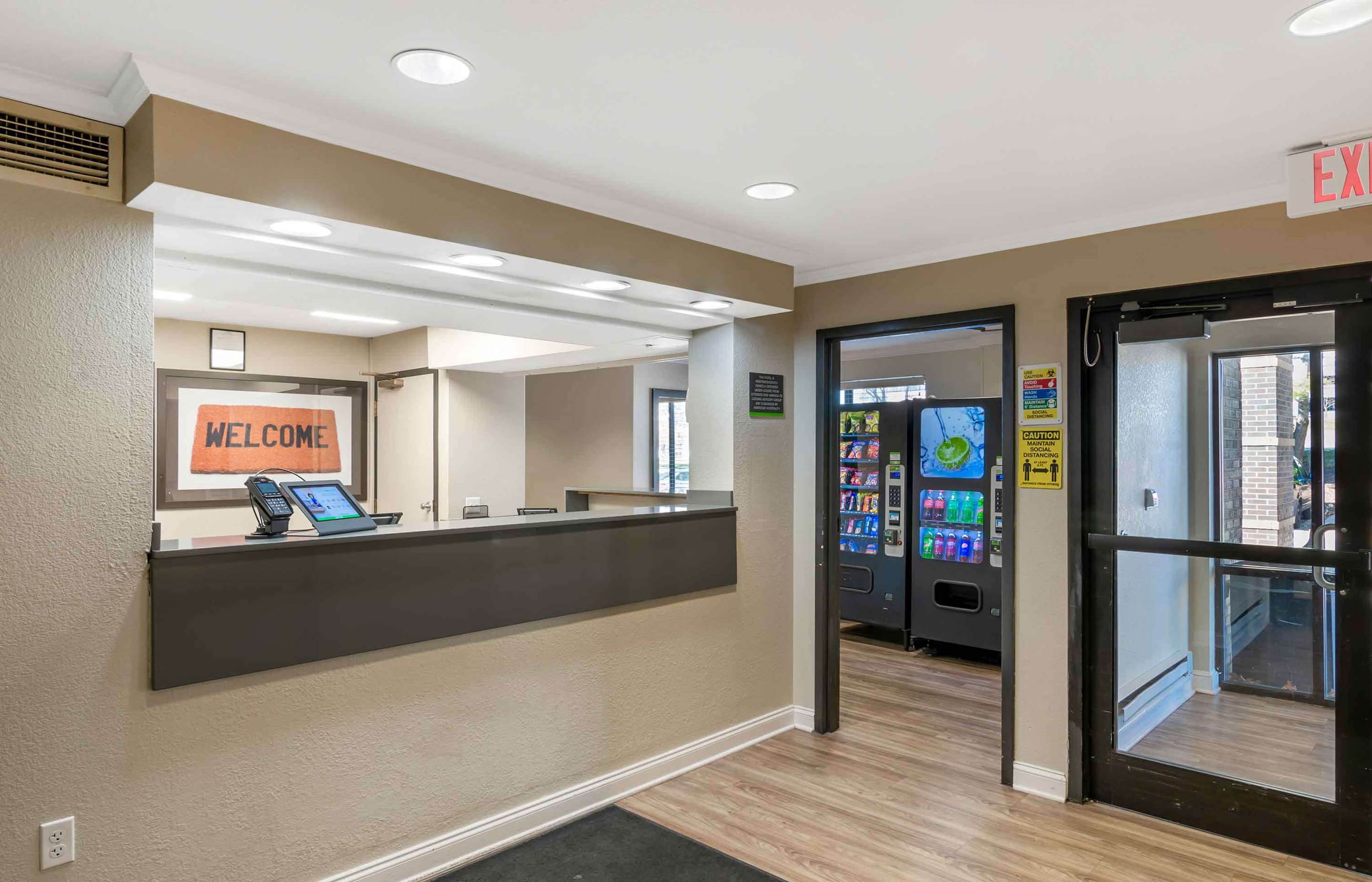 Lobby and Guest Check-in | Extended Stay America Suites - Kansas City - Overland Park - Nall Ave