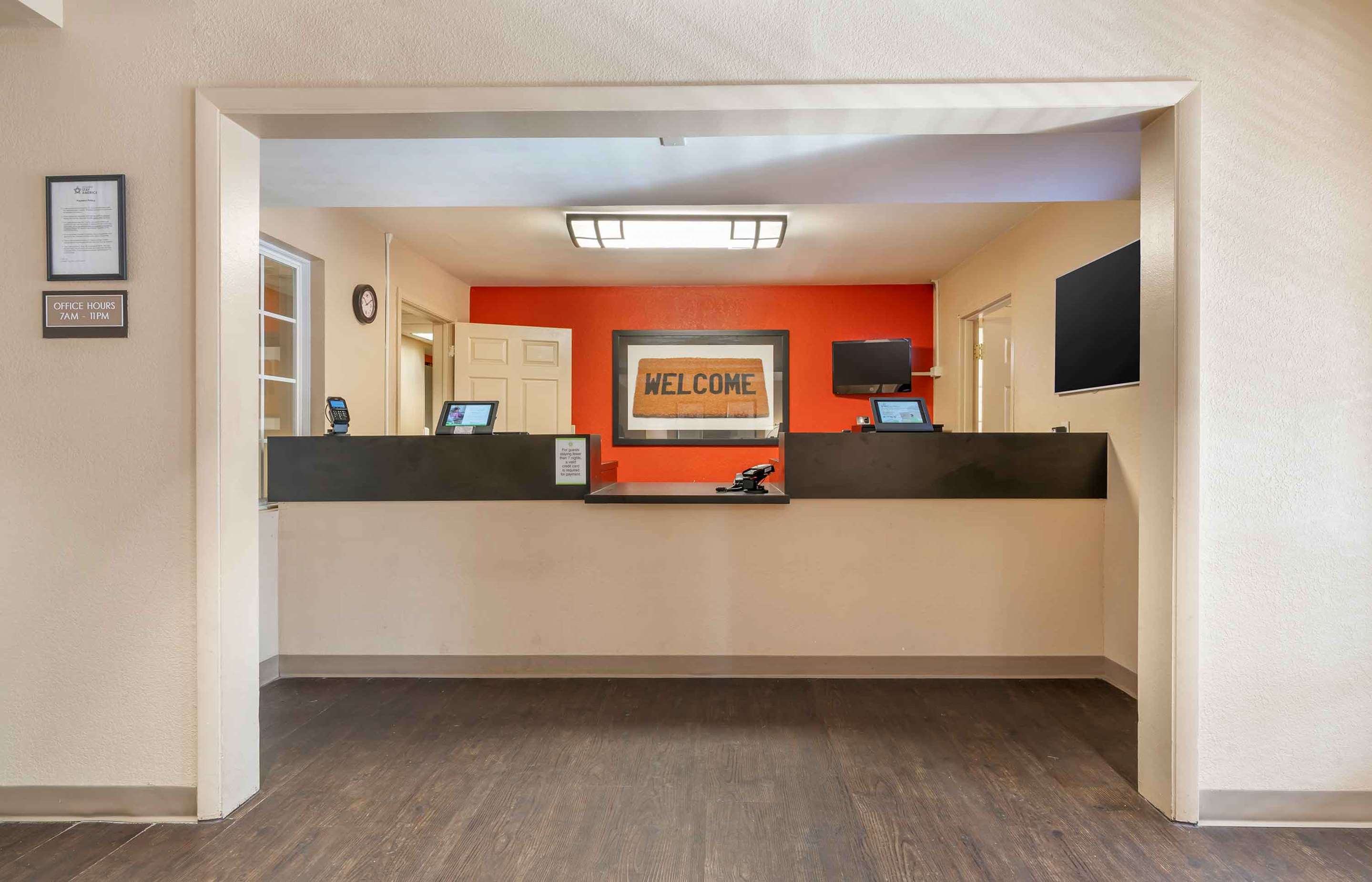 Lobby and Guest Check-in | Extended Stay America Suites Louisville Alliant Avenue