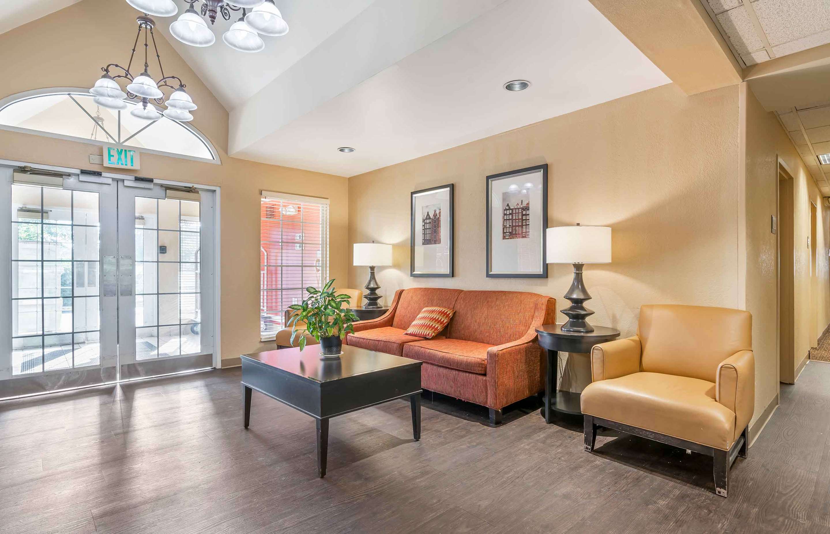 Lobby and Guest Check-in | Extended Stay America Suites Louisville Alliant Avenue