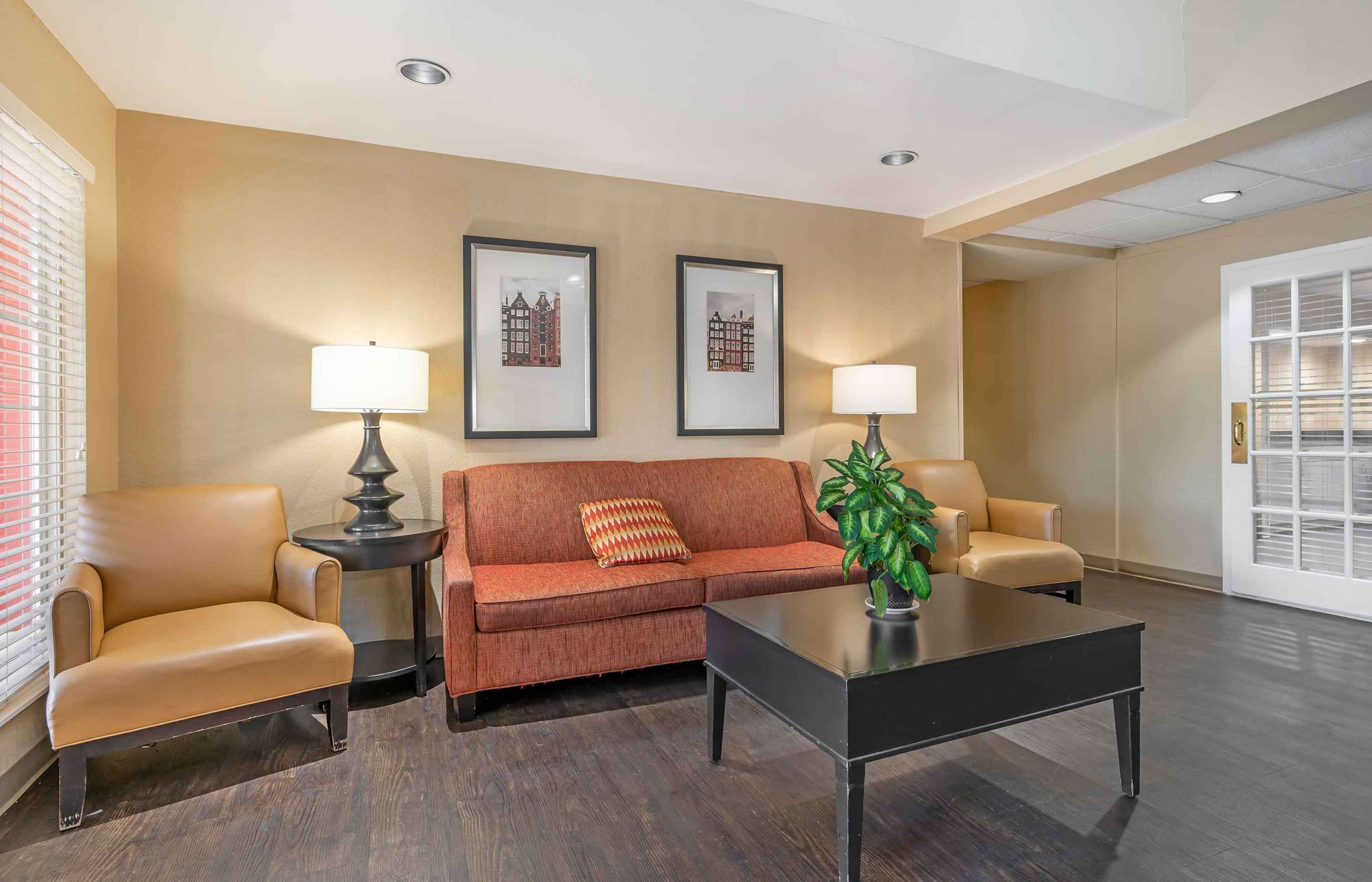 Lobby and Guest Check-in | Extended Stay America Suites Louisville Alliant Avenue