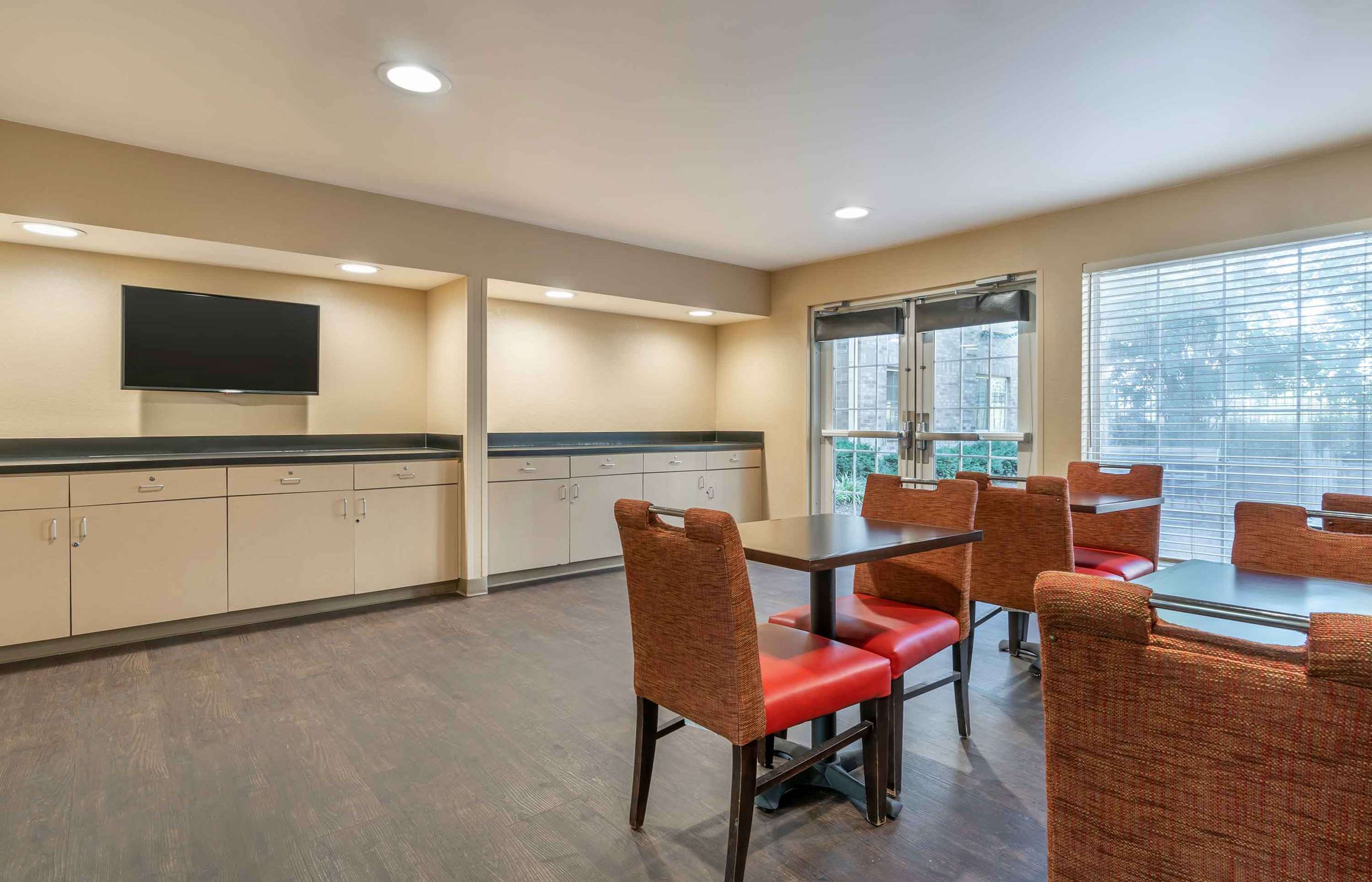 Breakfast Room | Extended Stay America Suites Louisville Alliant Avenue