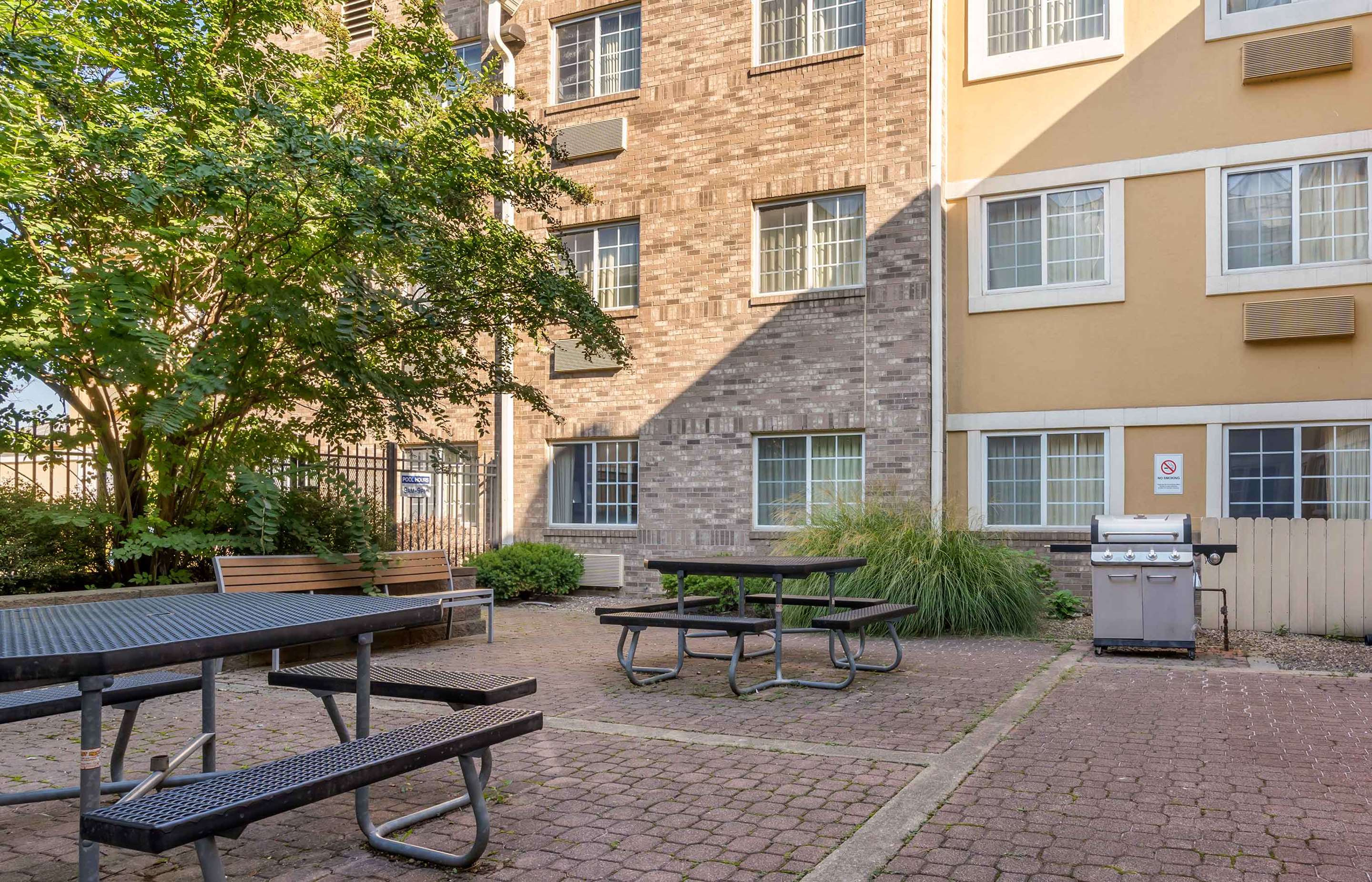 Picnic Area | Extended Stay America Suites Louisville Alliant Avenue