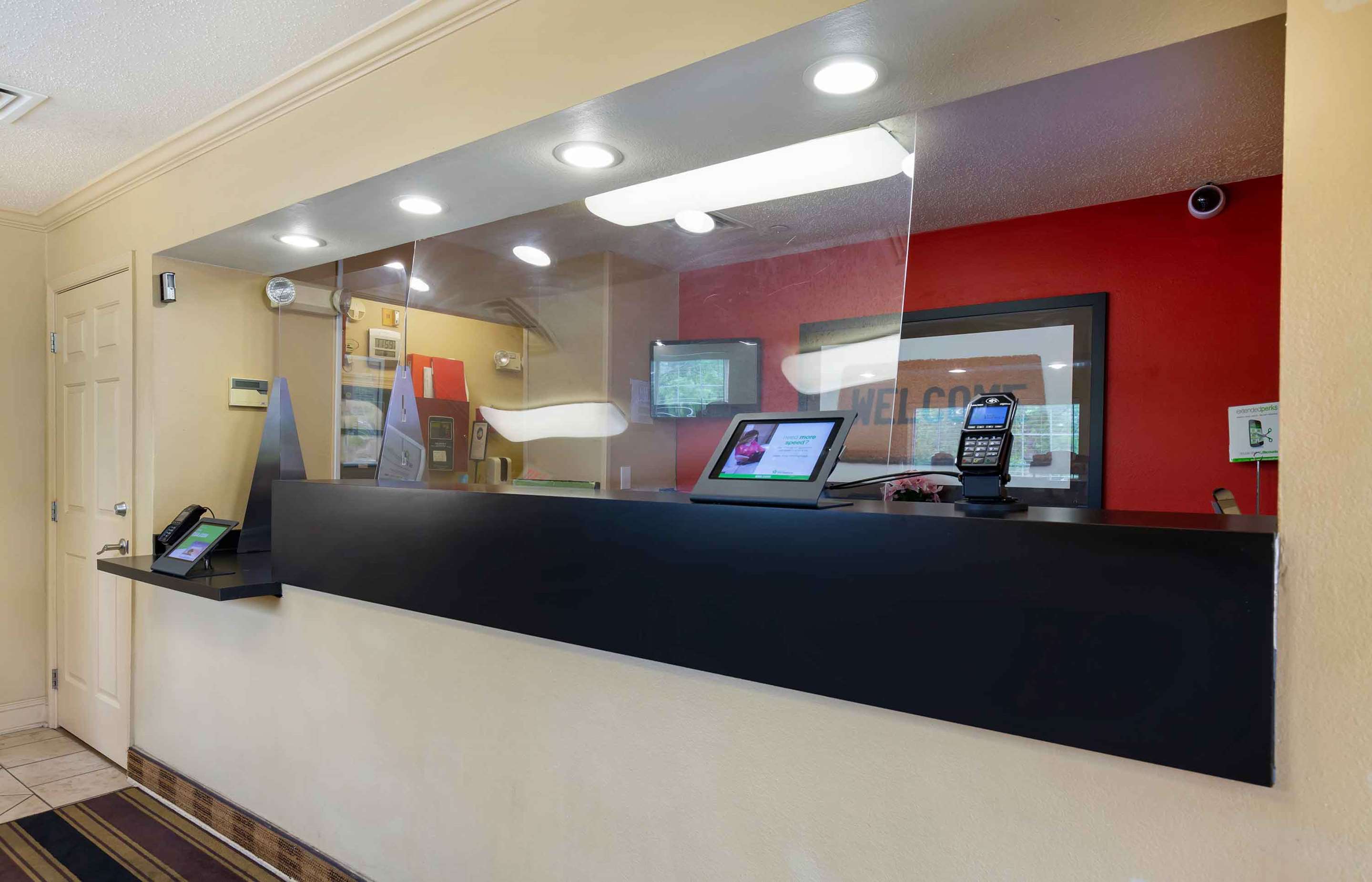 Lobby and Guest Check-in | Extended Stay America Suites Baltimore BWI International Dr