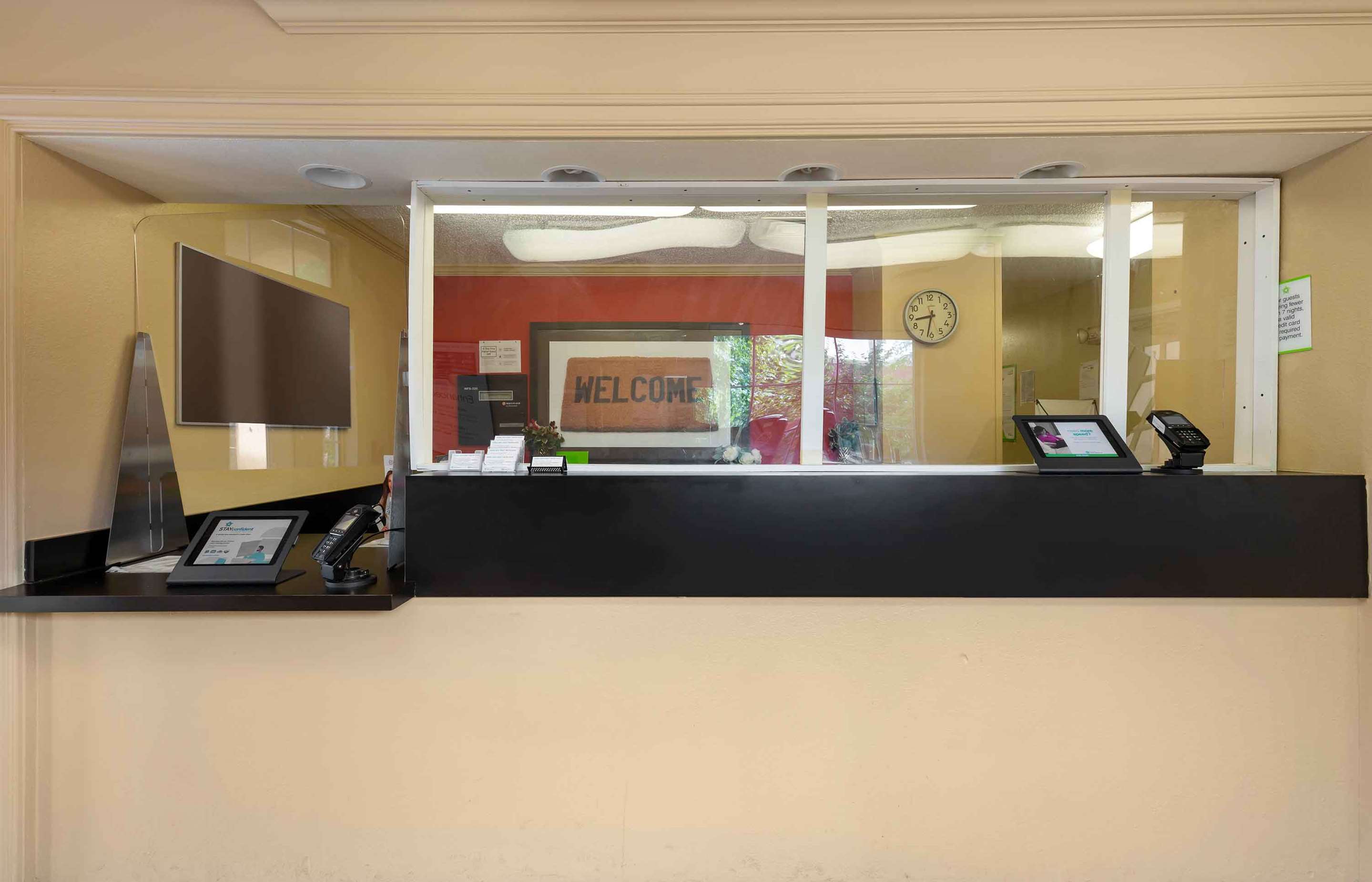 Lobby and Guest Check-in | Extended Stay America Select Suites Washington DC Germantown