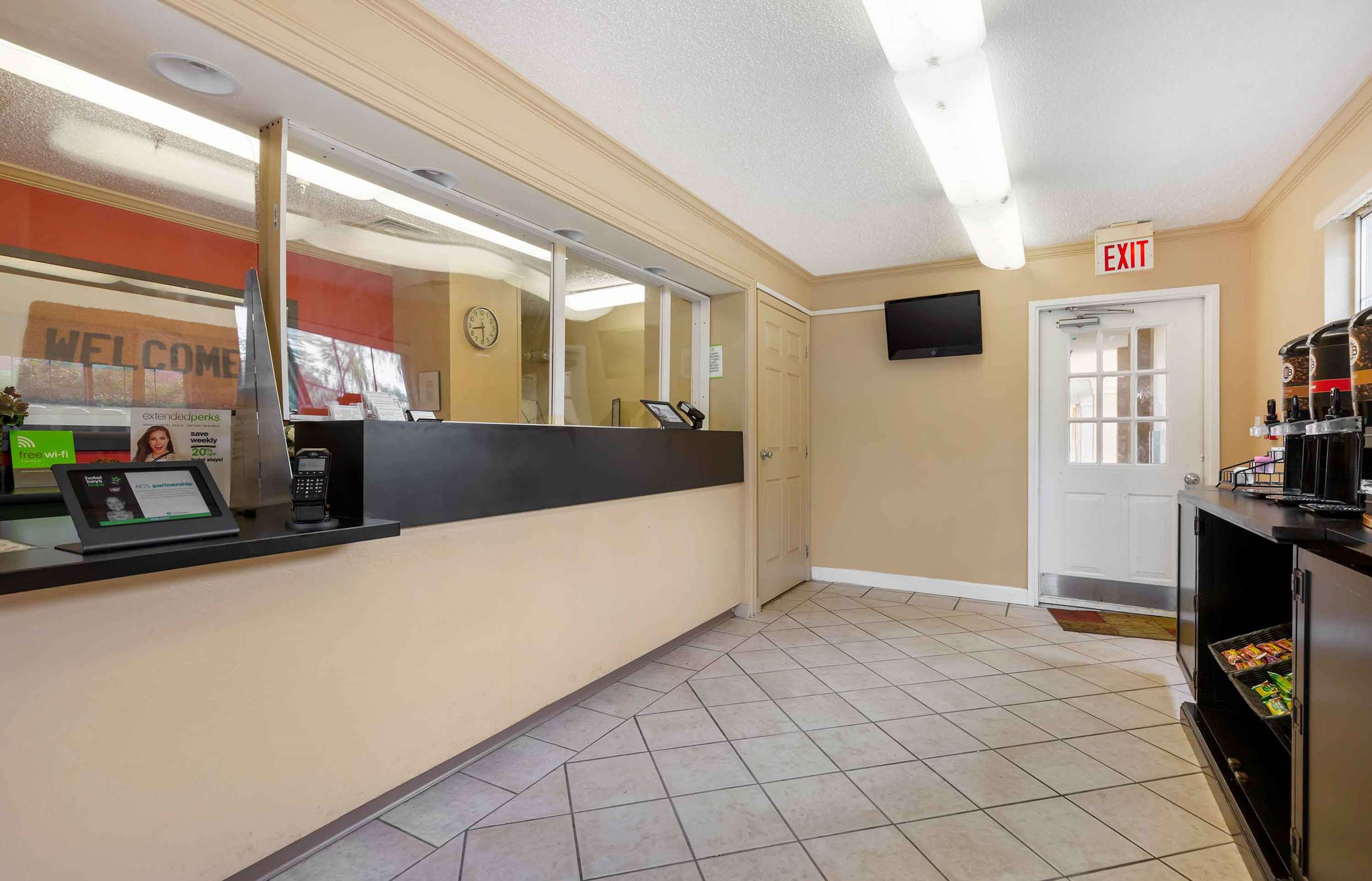 Lobby and Guest Check-in | Extended Stay America Select Suites Washington DC Germantown