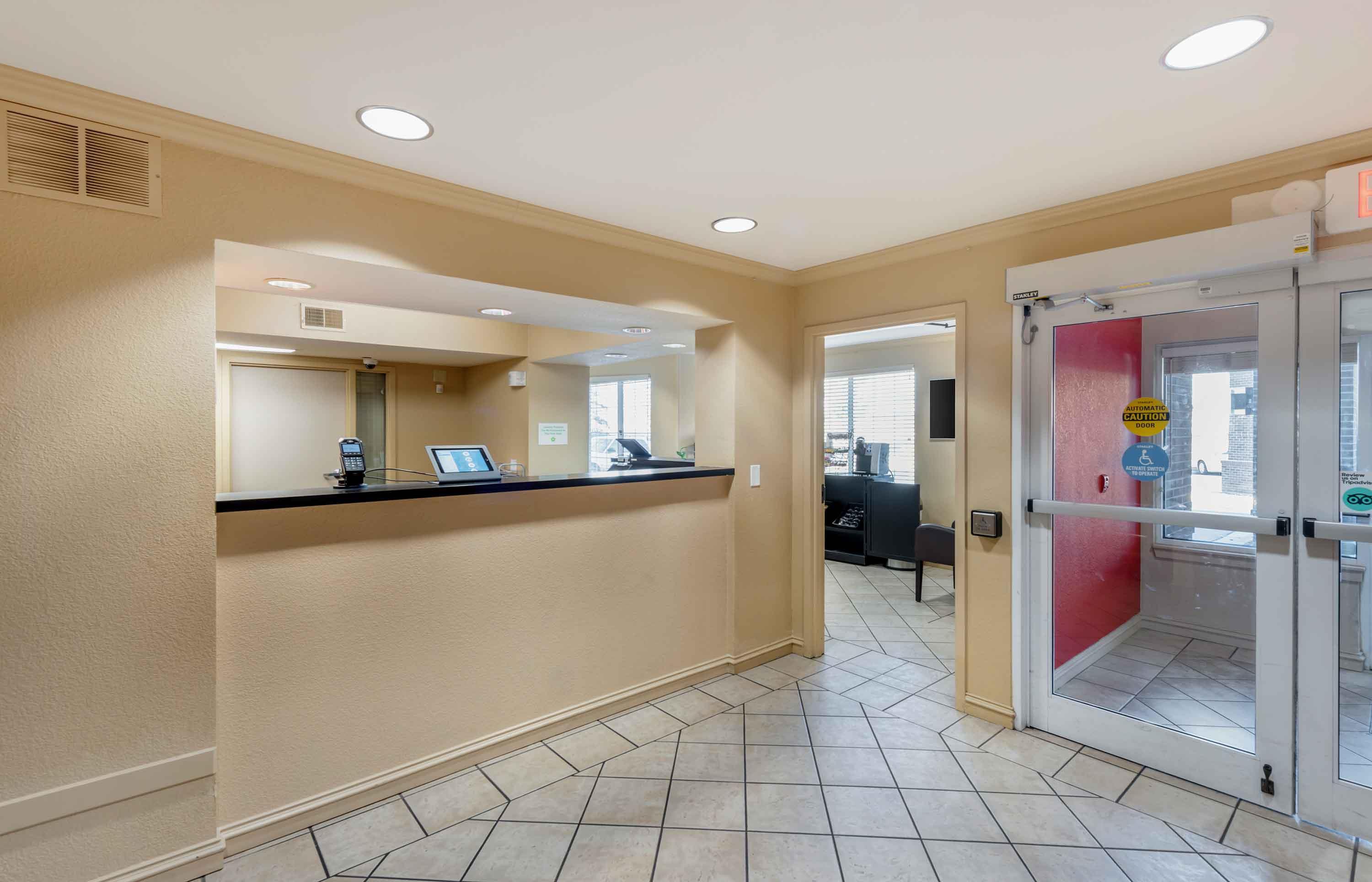 Lobby and Guest Check-in | Extended Stay America Suites Eden Prairie Technology Dr