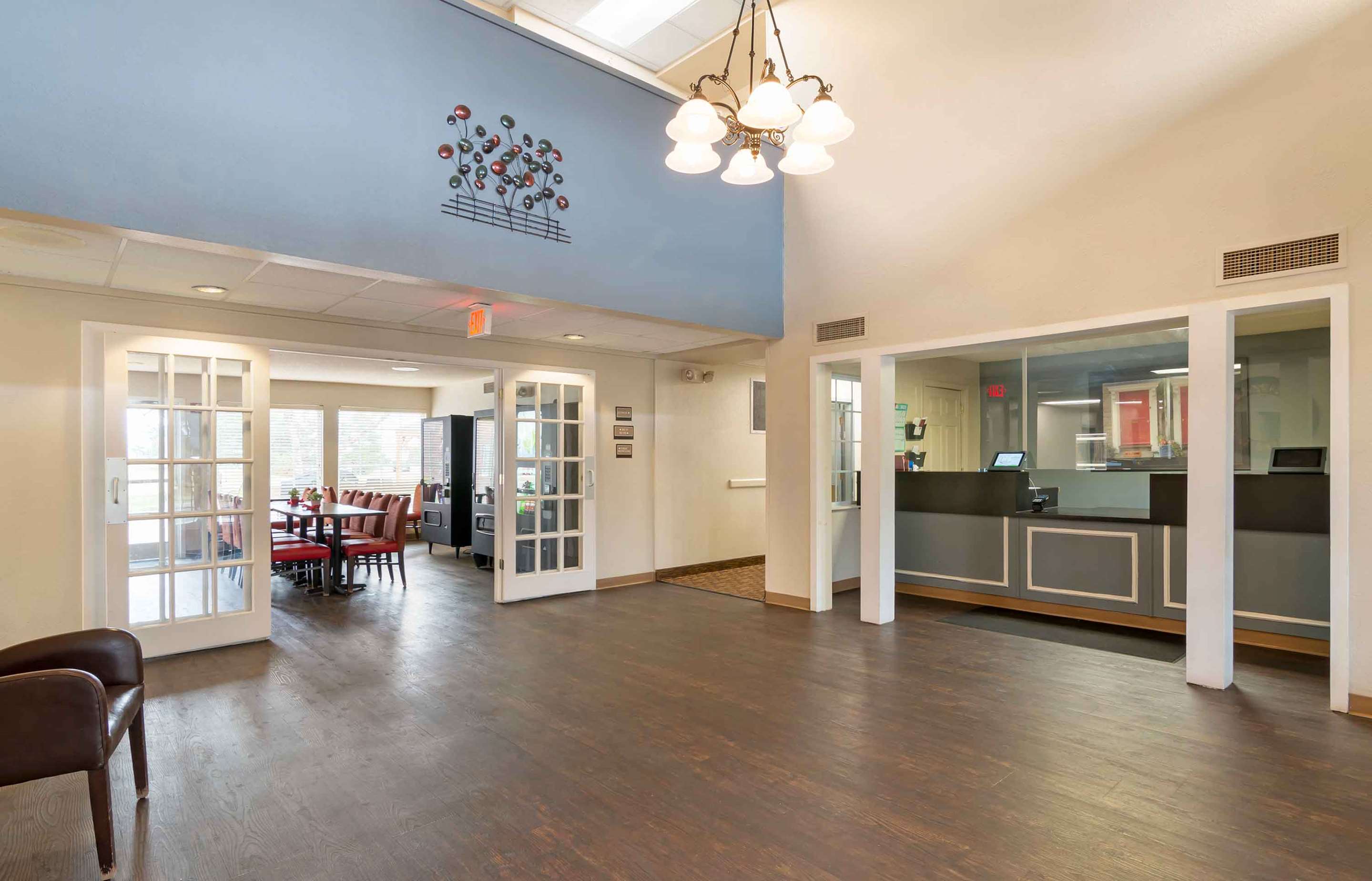 Lobby and Guest Check-in | Extended Stay America Suites Kansas City Airport Tiffany Spr