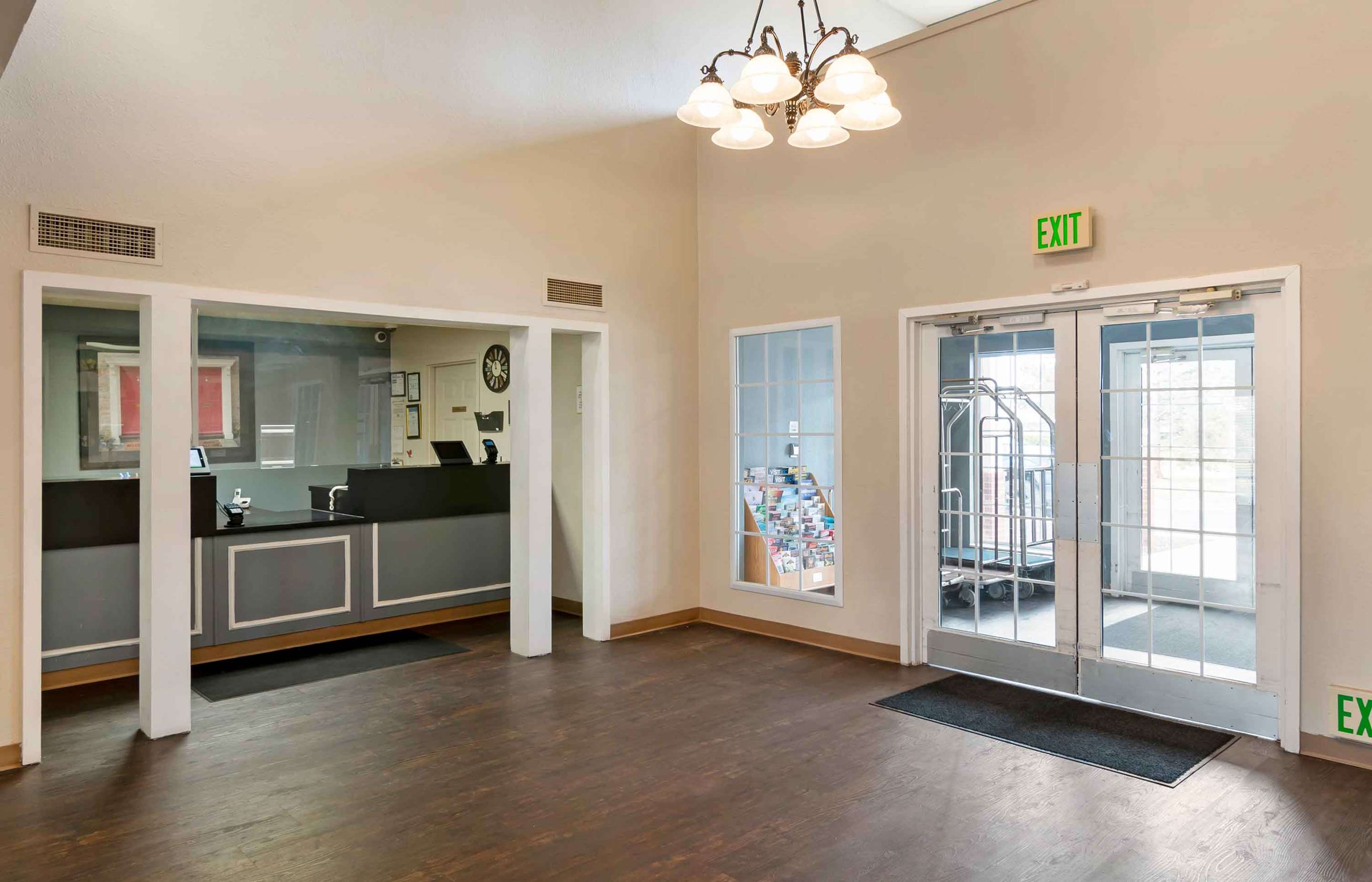 Lobby and Guest Check-in | Extended Stay America Suites Kansas City Airport Tiffany Spr