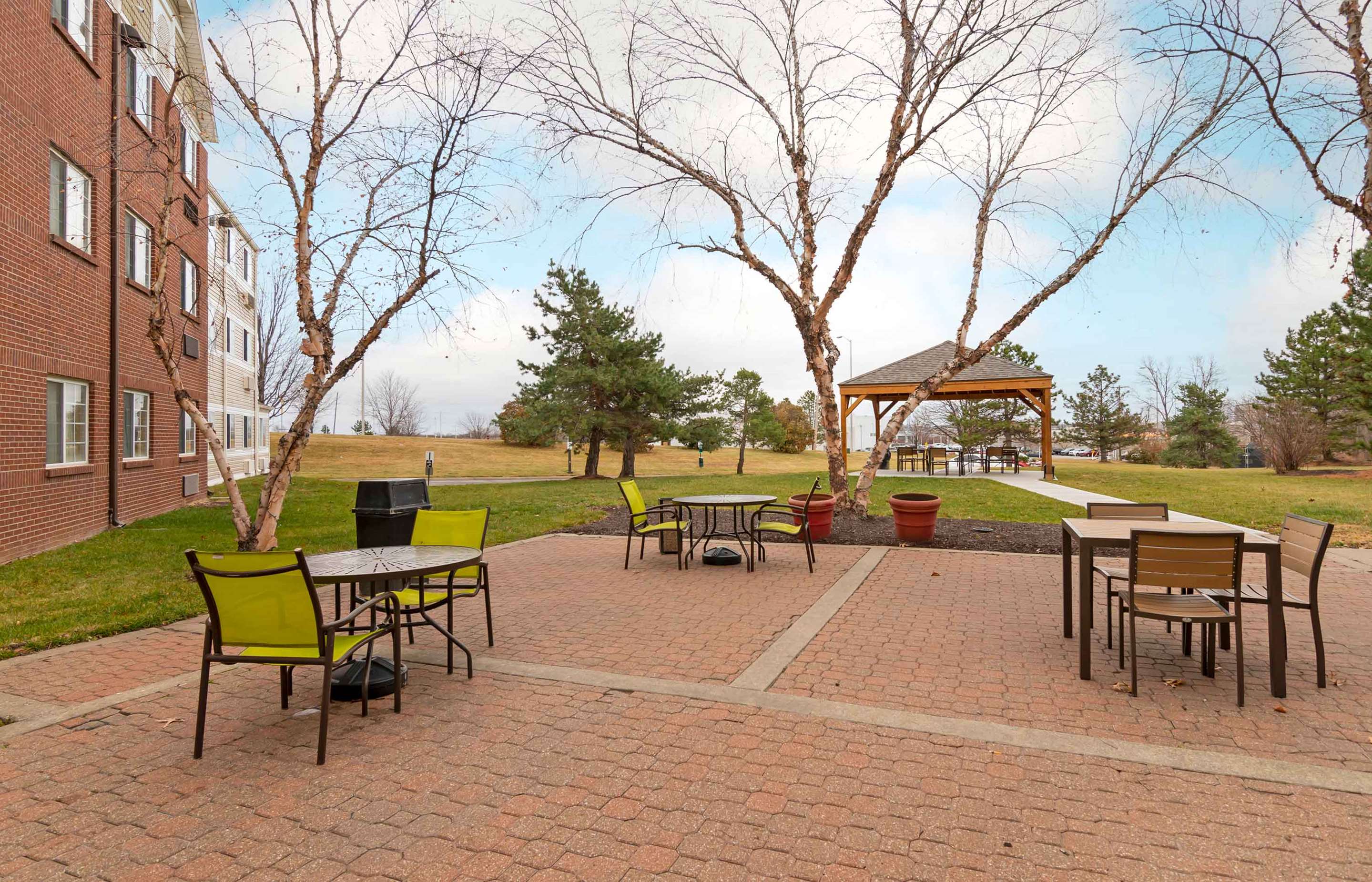 Picnic Area | Extended Stay America Suites Kansas City Airport Tiffany Spr