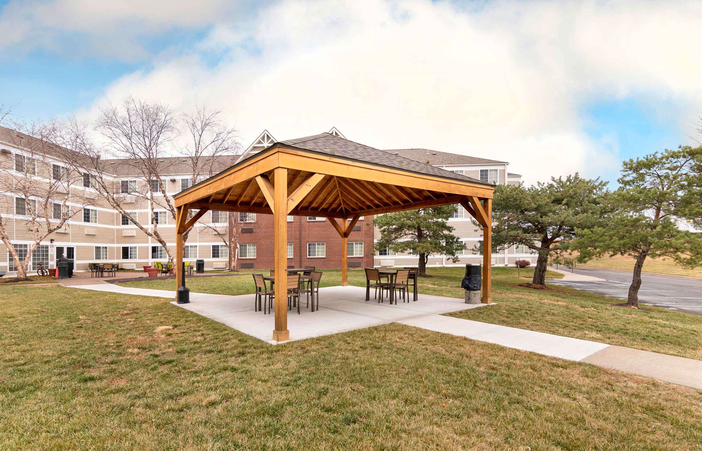Picnic Area | Extended Stay America Suites Kansas City Airport Tiffany Spr