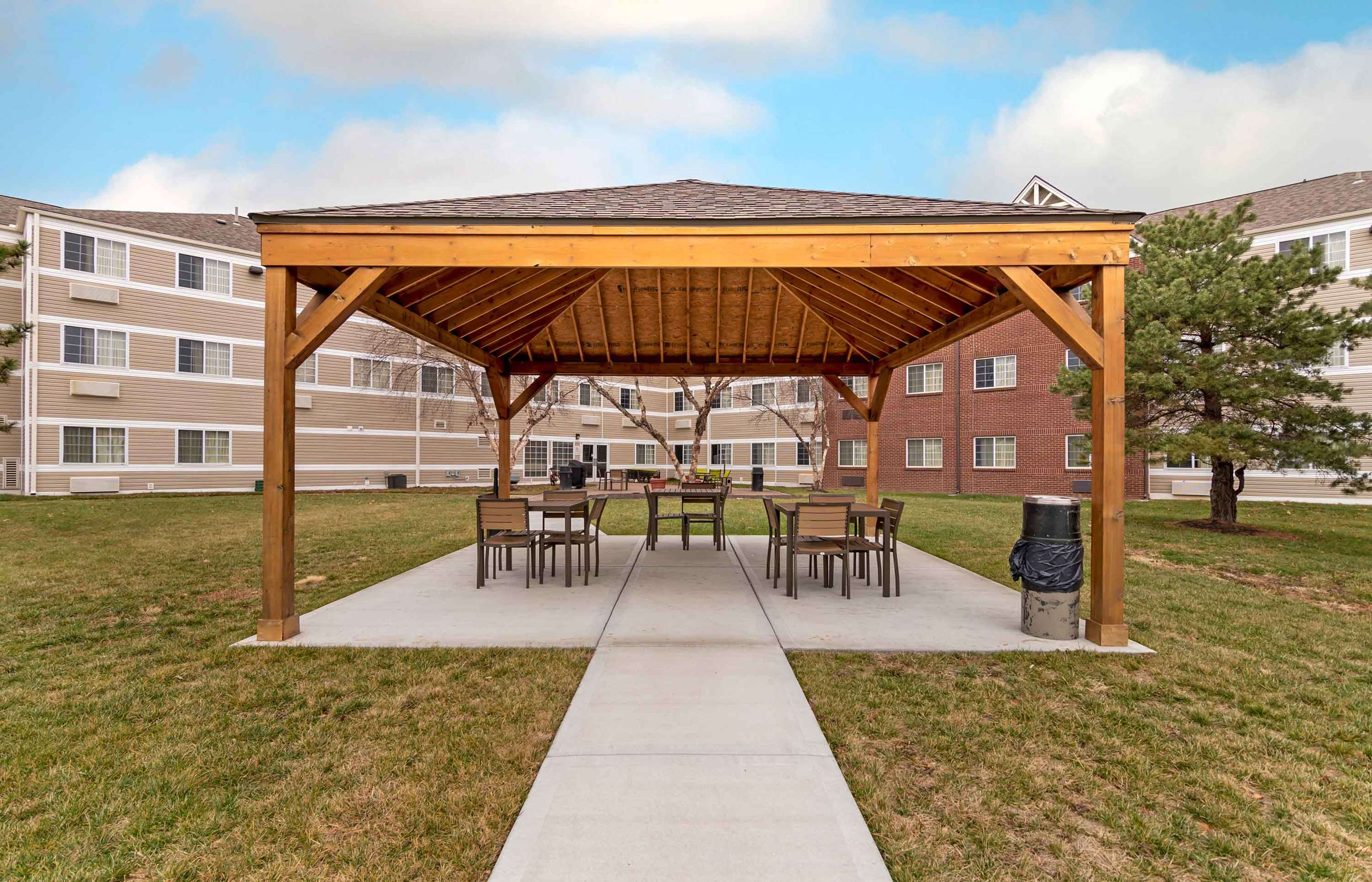 Picnic Area | Extended Stay America Suites Kansas City Airport Tiffany Spr