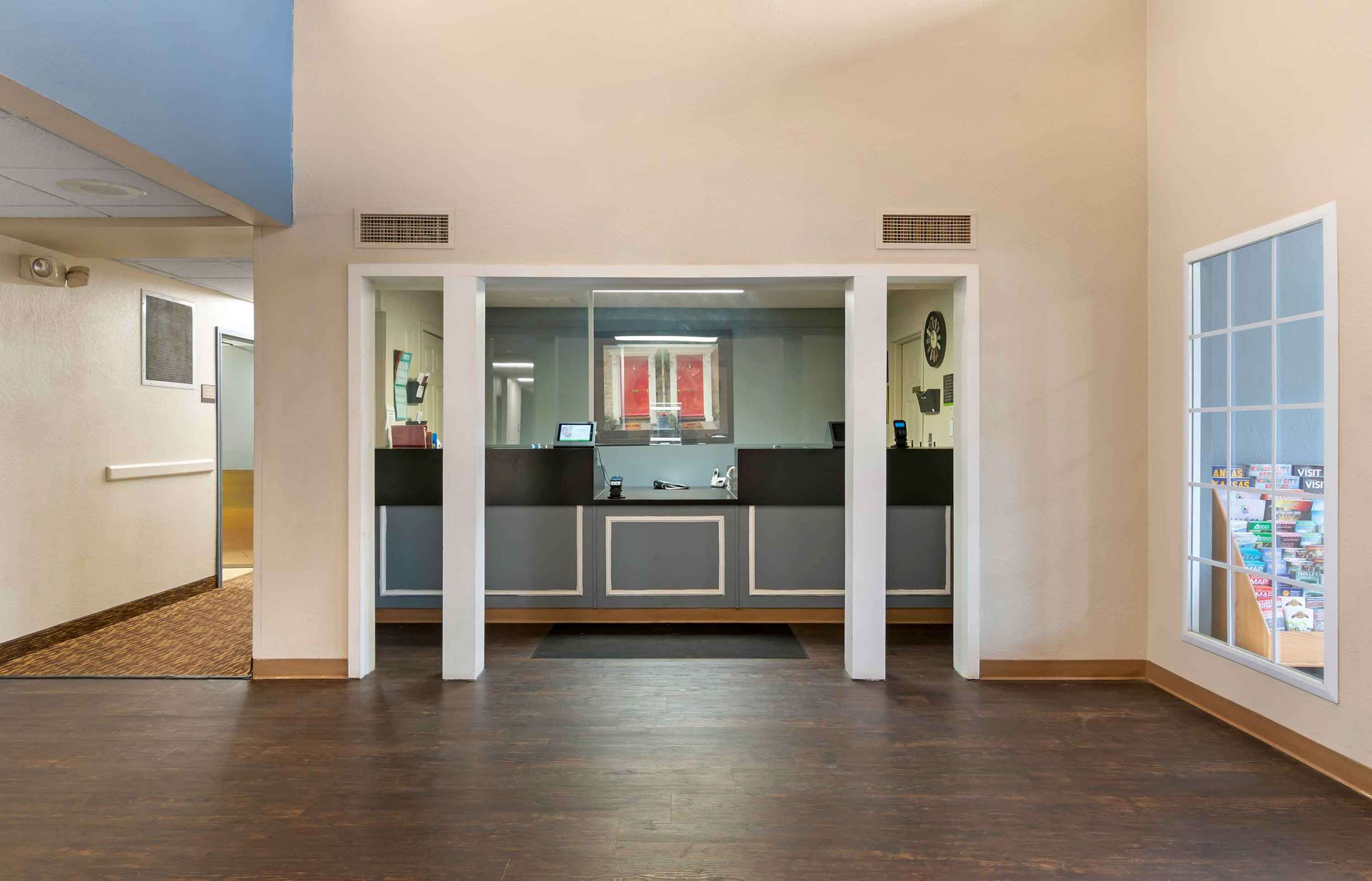 Lobby and Guest Check-in | Extended Stay America Suites Kansas City Airport Tiffany Spr