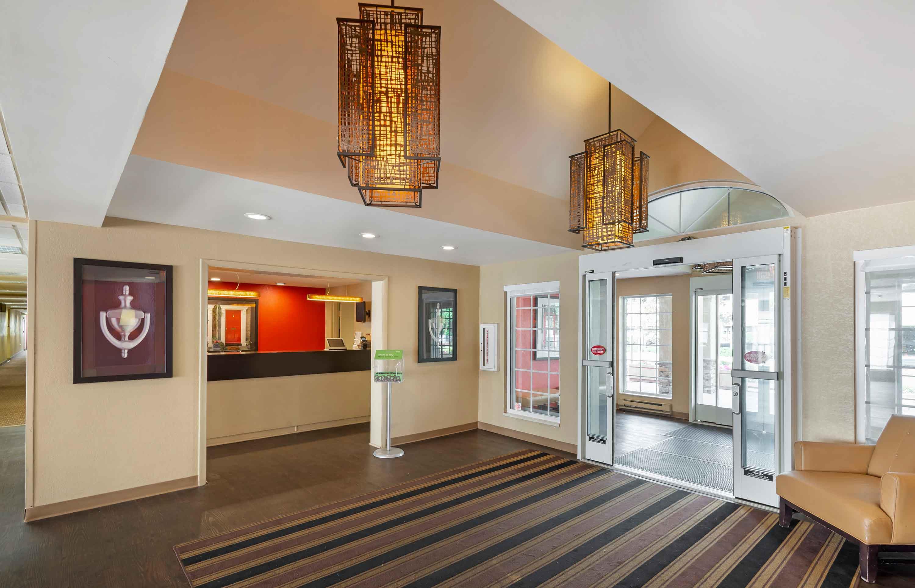 Lobby and Guest Check-in | Extended Stay America Suites Secaucus New York City Area