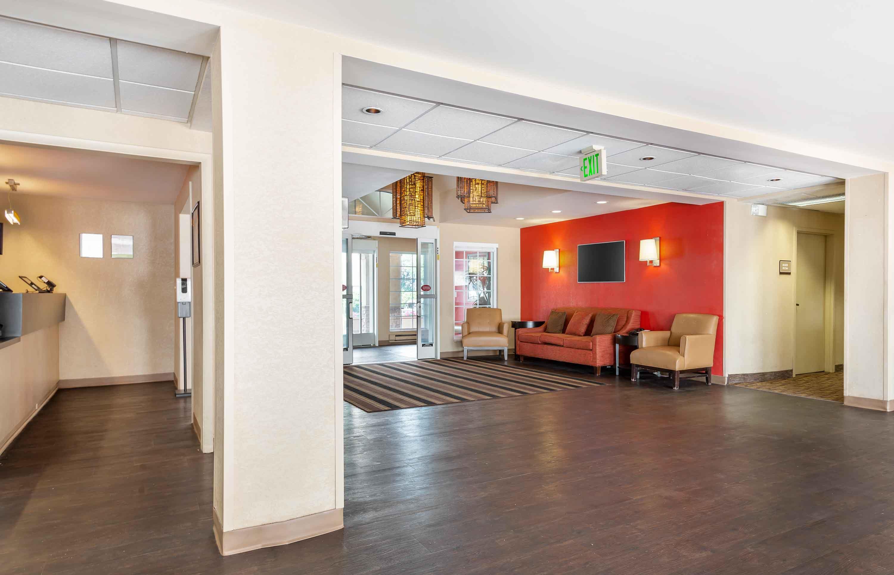 Lobby and Guest Check-in | Extended Stay America Suites Secaucus New York City Area