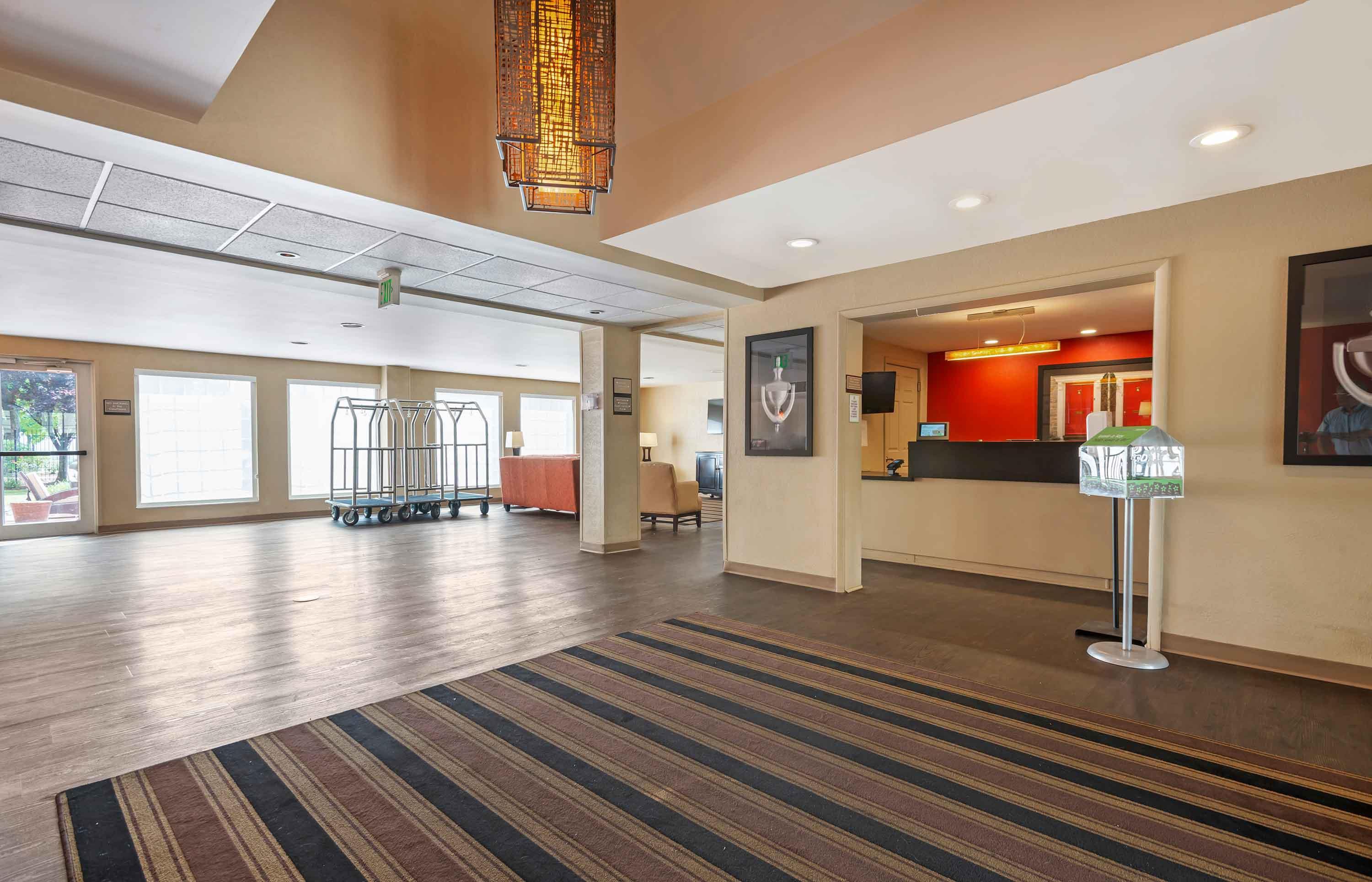 Lobby and Guest Check-in | Extended Stay America Suites Secaucus New York City Area