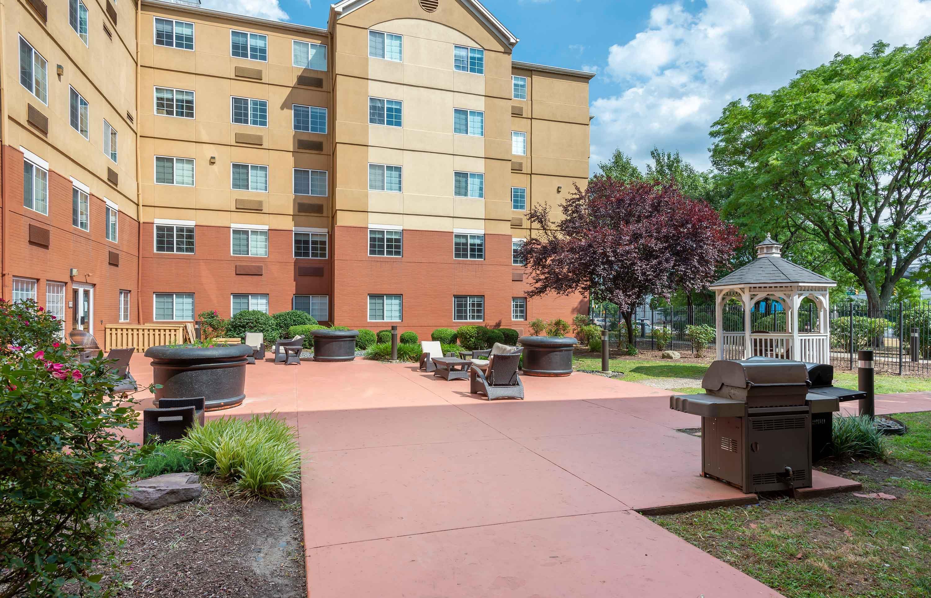 Picnic Area | Extended Stay America Suites Secaucus New York City Area