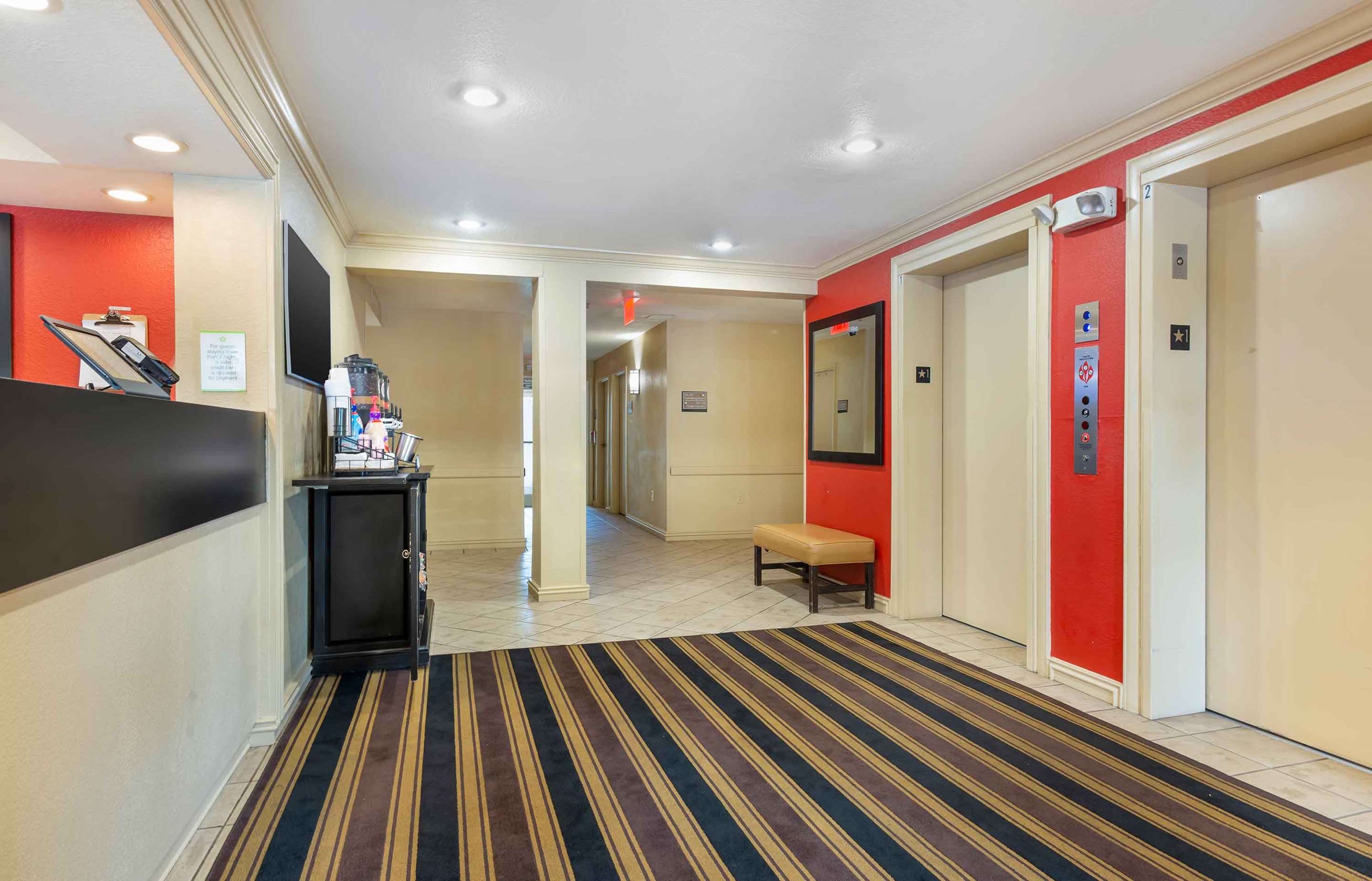 Lobby and Guest Check-in | Extended Stay America Suites Newark Woodbridge
