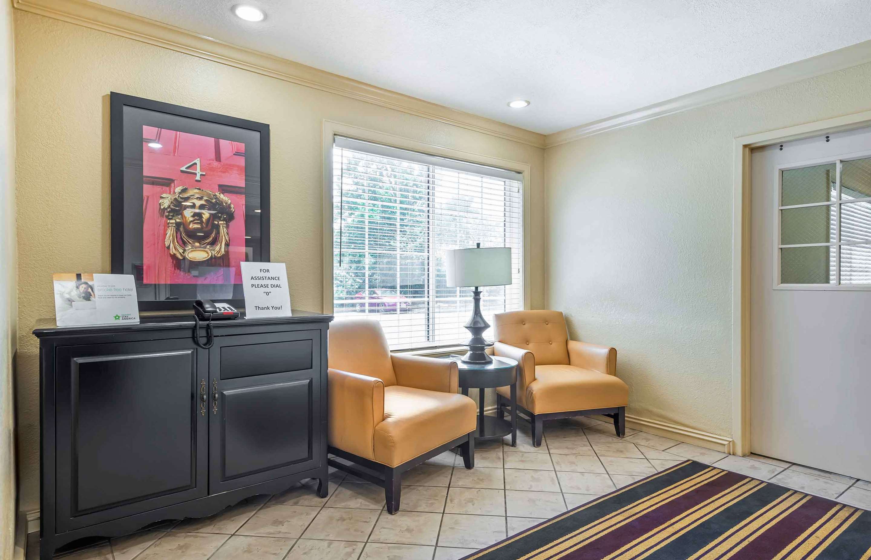 Lobby and Guest Check-in | Extended Stay America Suites Newark Woodbridge