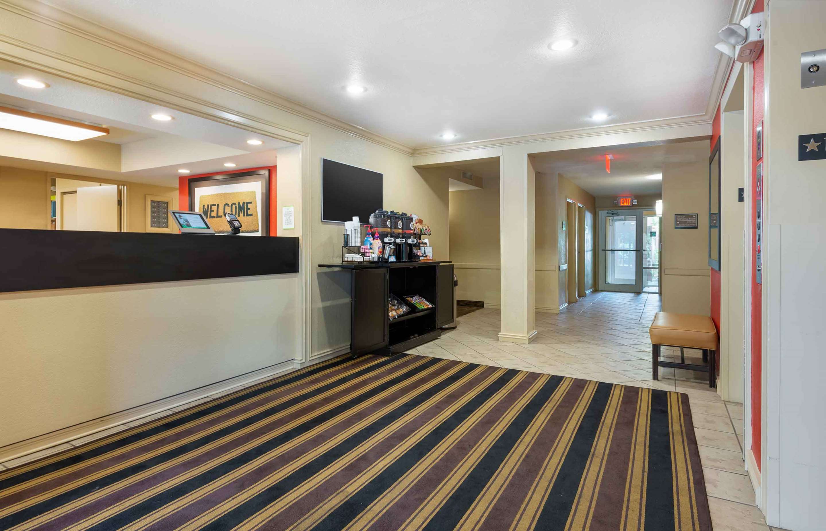 Lobby and Guest Check-in | Extended Stay America Suites Newark Woodbridge