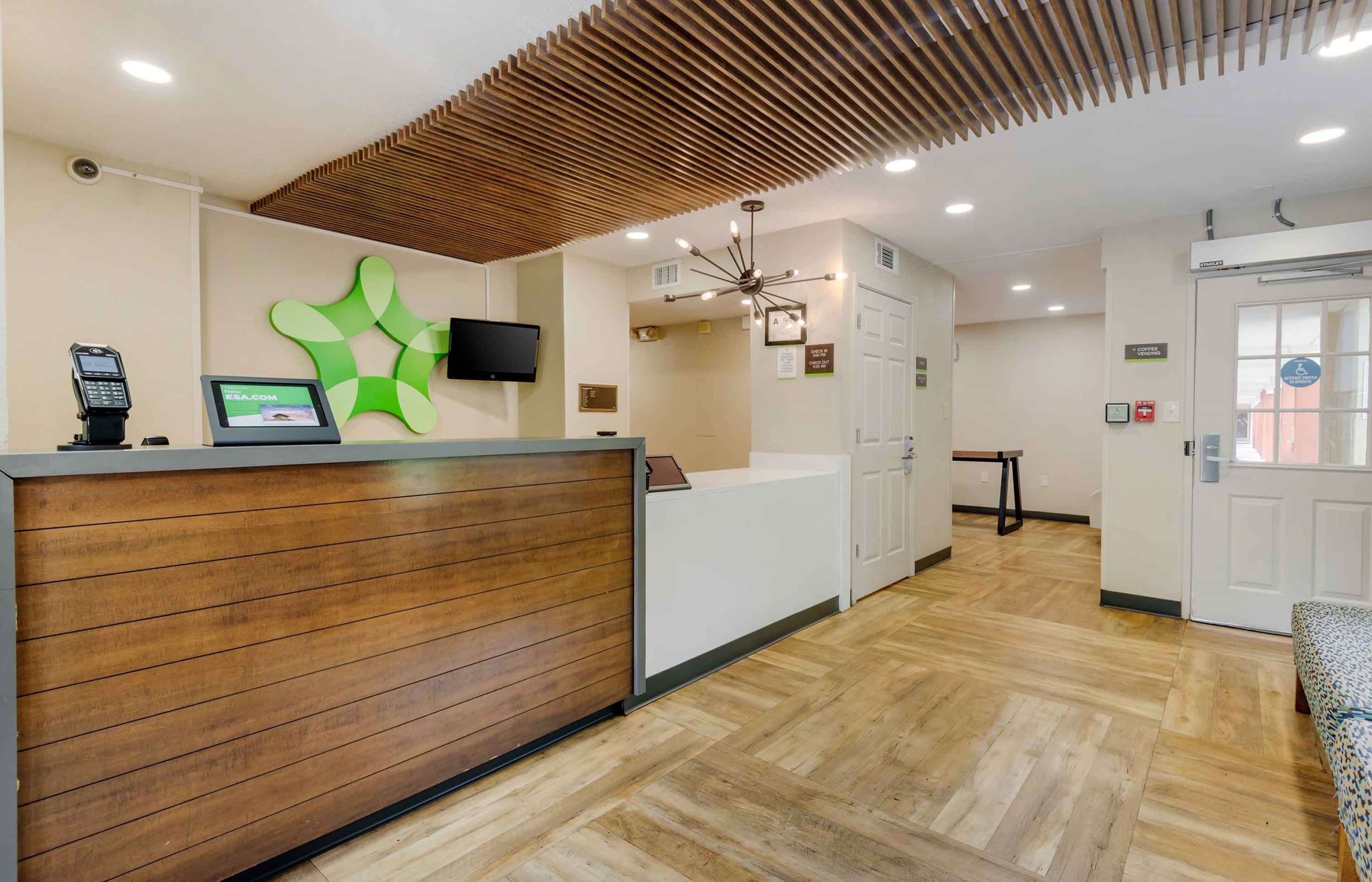 Lobby and Guest Check-in | Extended Stay America Suites - Charlotte - Airport