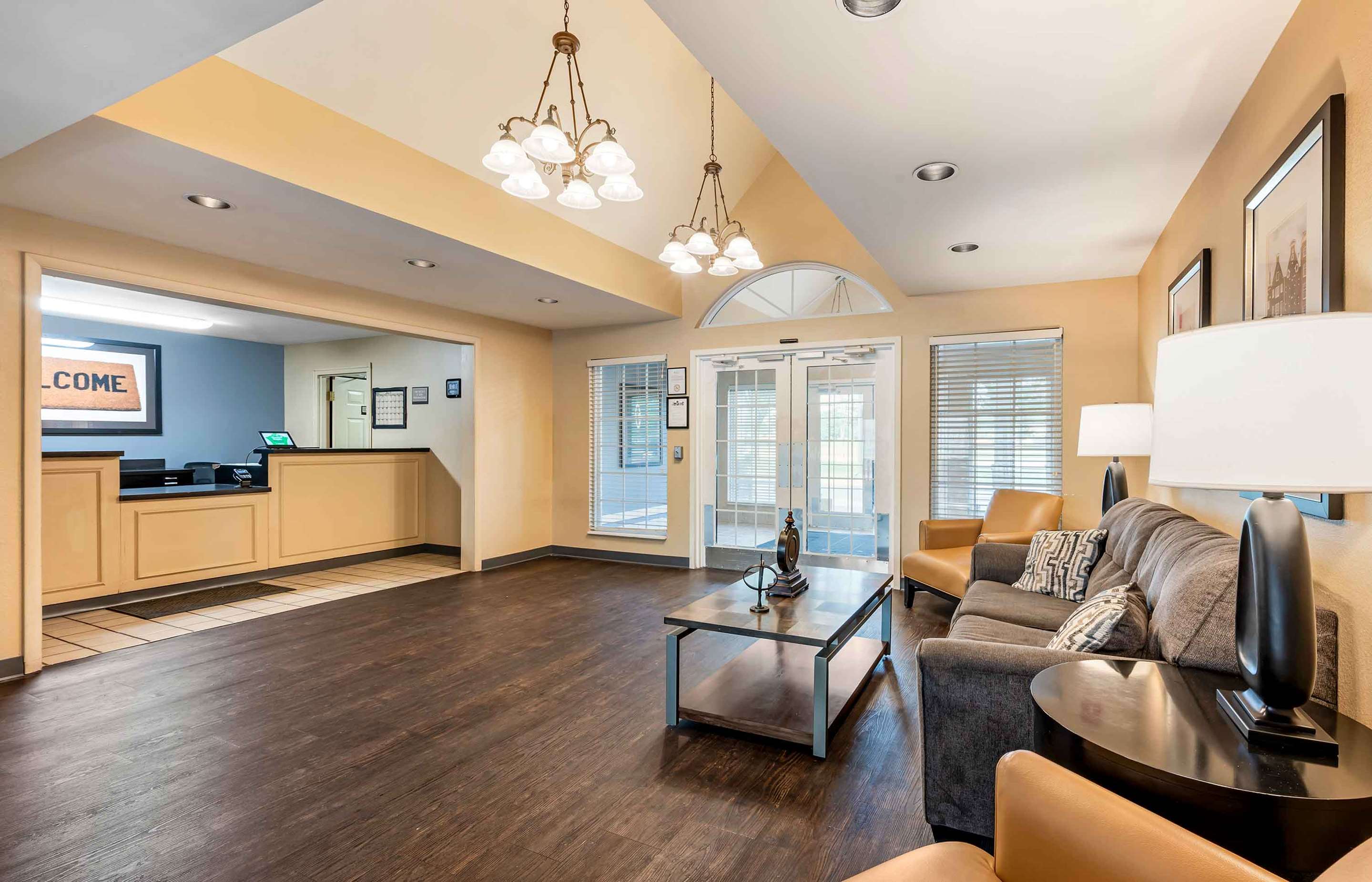 Lobby and Guest Check-in | Extended Stay America Suites - Cincinnati - Blue Ash - Reed Hartman
