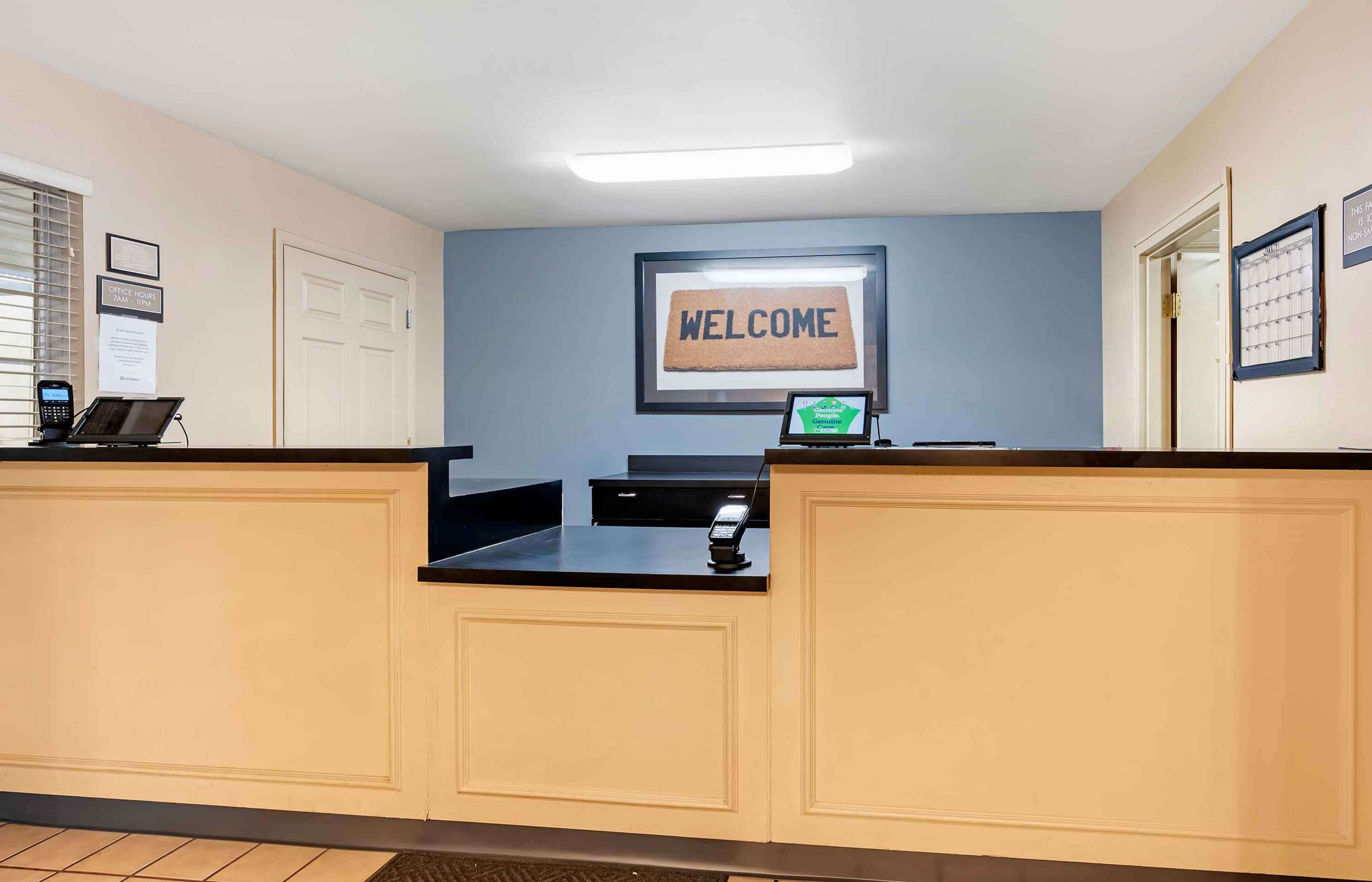 Lobby and Guest Check-in | Extended Stay America Suites - Cincinnati - Blue Ash - Reed Hartman