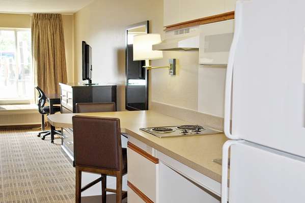  - Extended Stay America Suites Airport North Olmsted - I-480, Exit 6