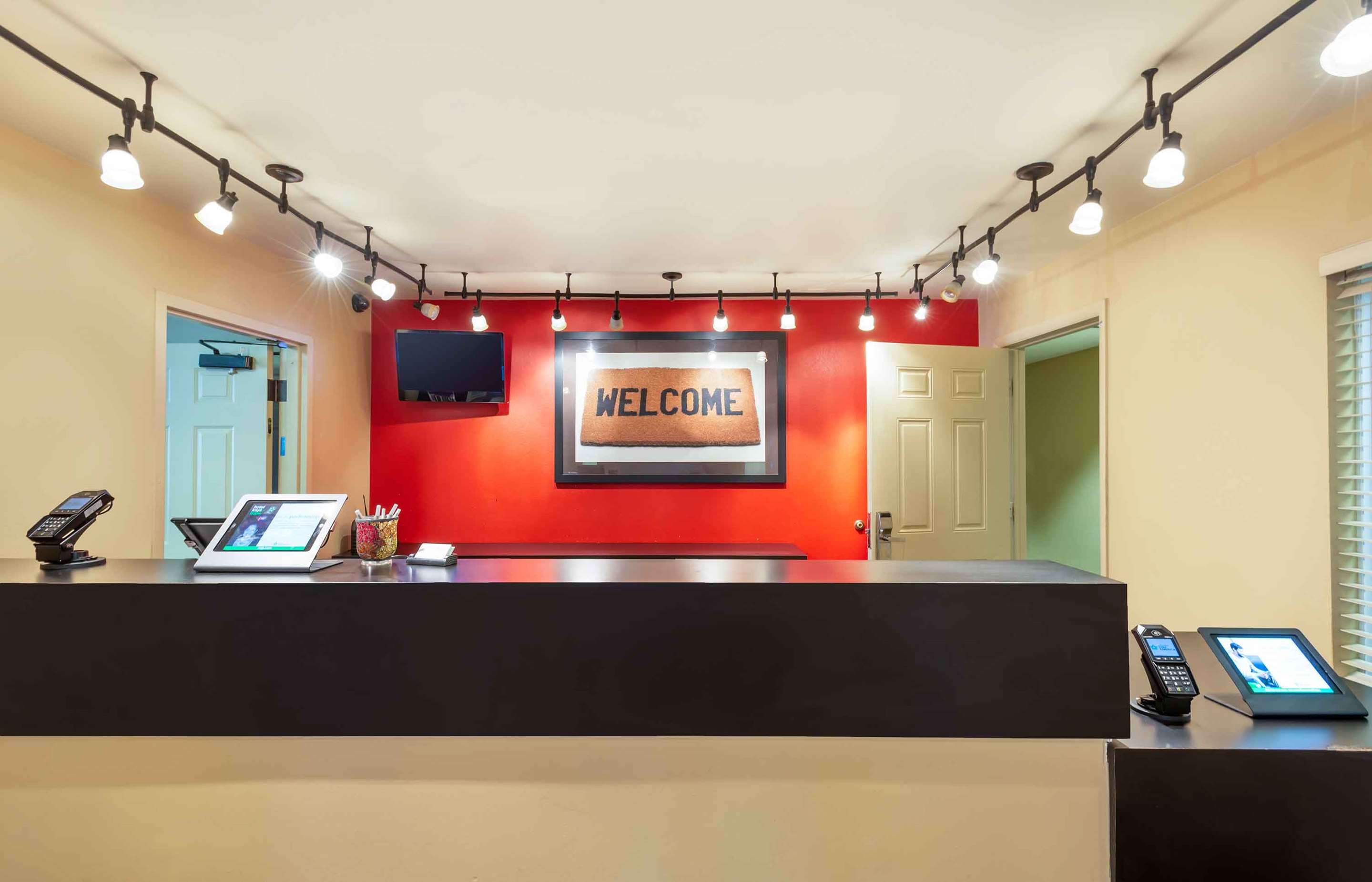 Lobby and Guest Check-in | Extended Stay America Suites Philadelphia Malvern