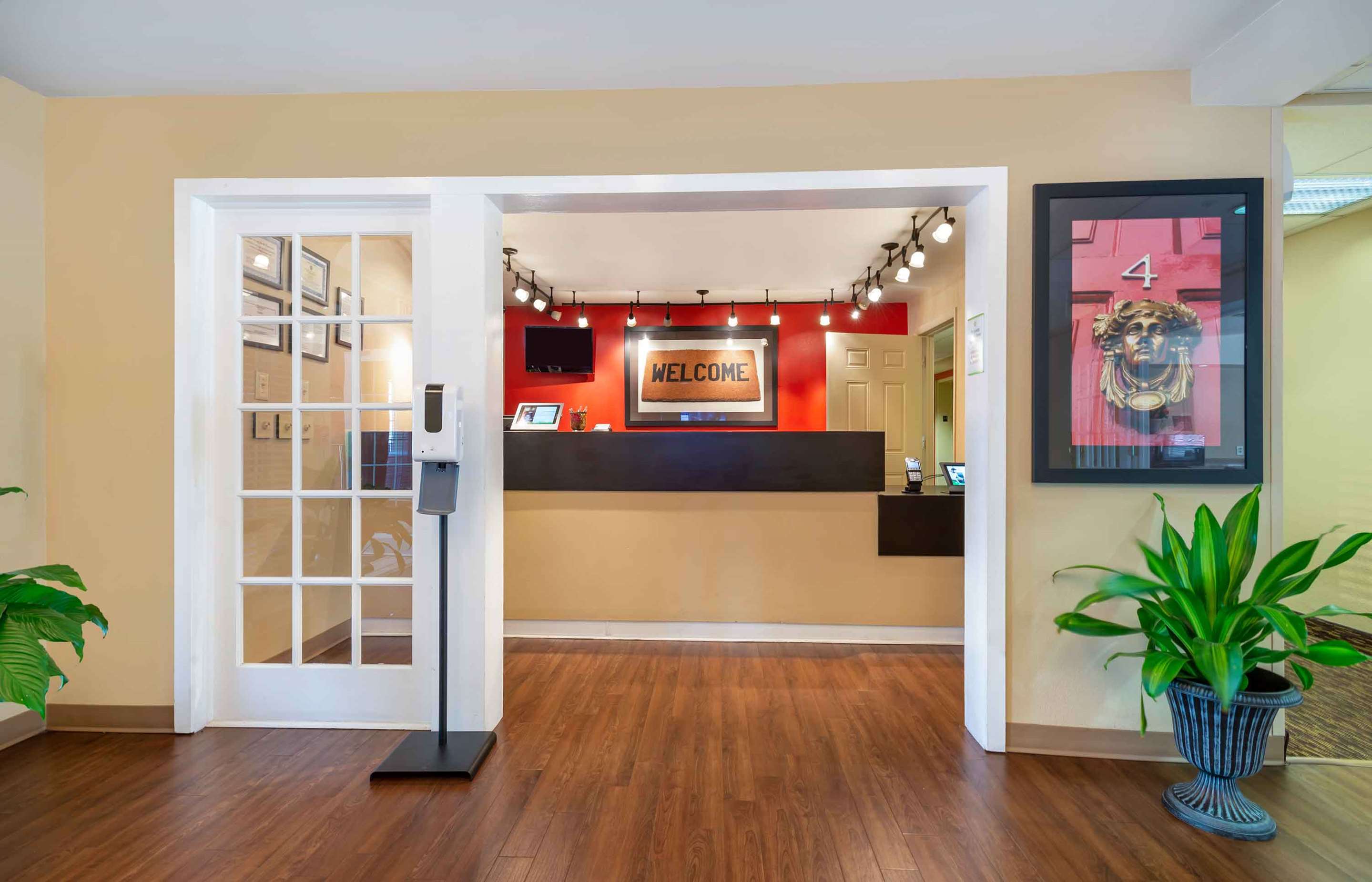 Lobby and Guest Check-in | Extended Stay America Suites Philadelphia Malvern