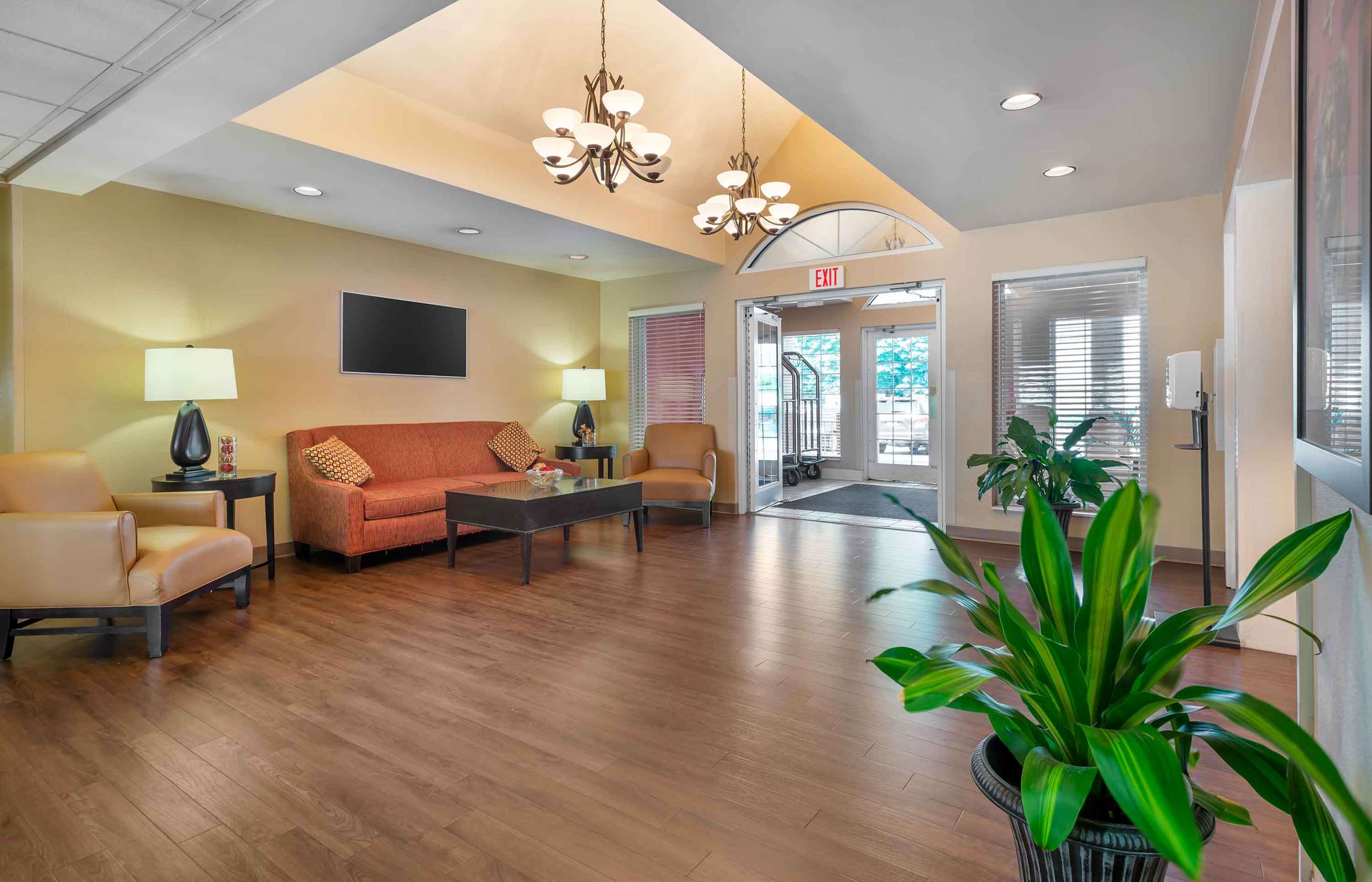 Lobby and Guest Check-in | Extended Stay America Suites Philadelphia Malvern