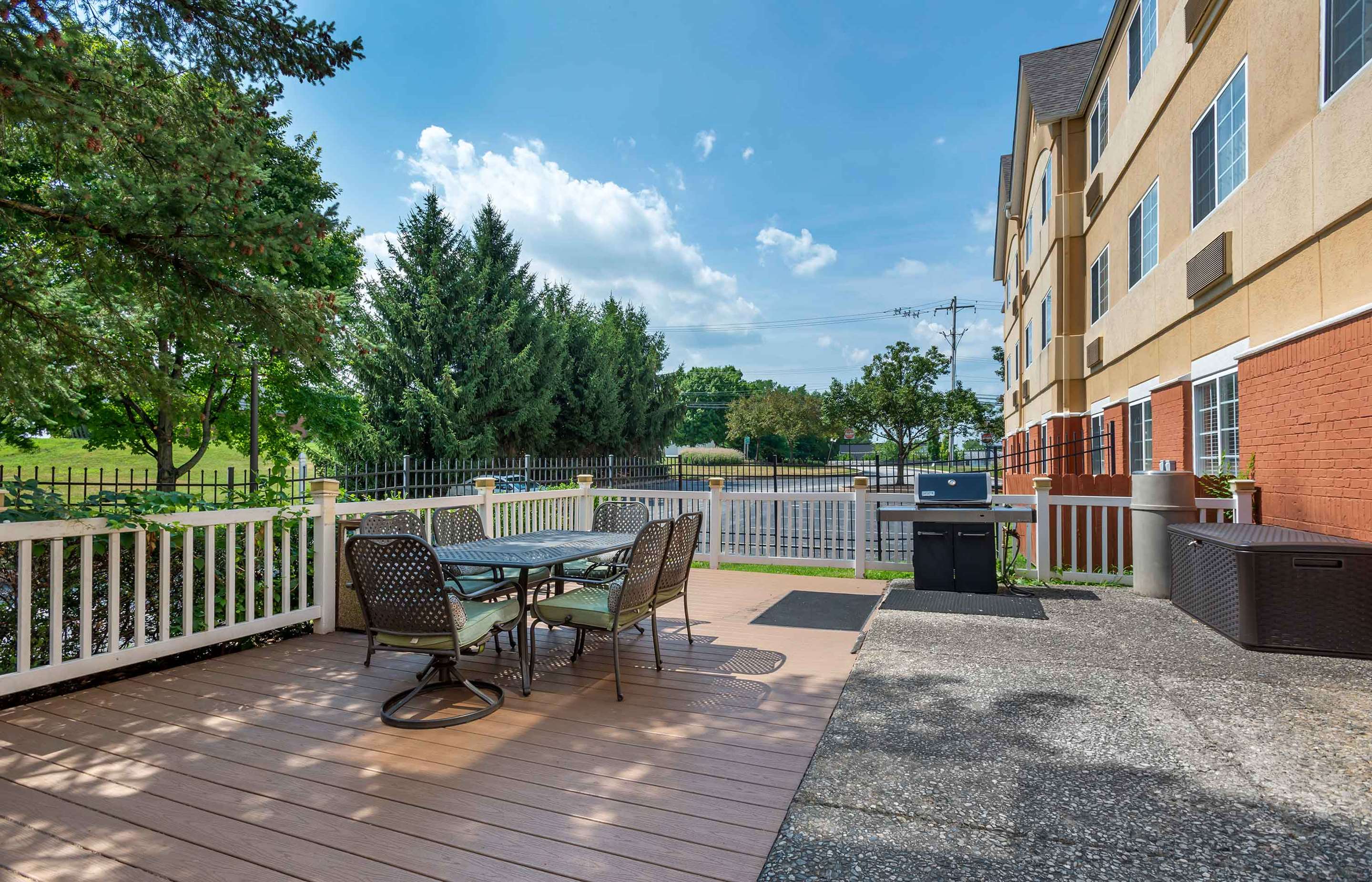 Picnic Area | Extended Stay America Suites Philadelphia Malvern