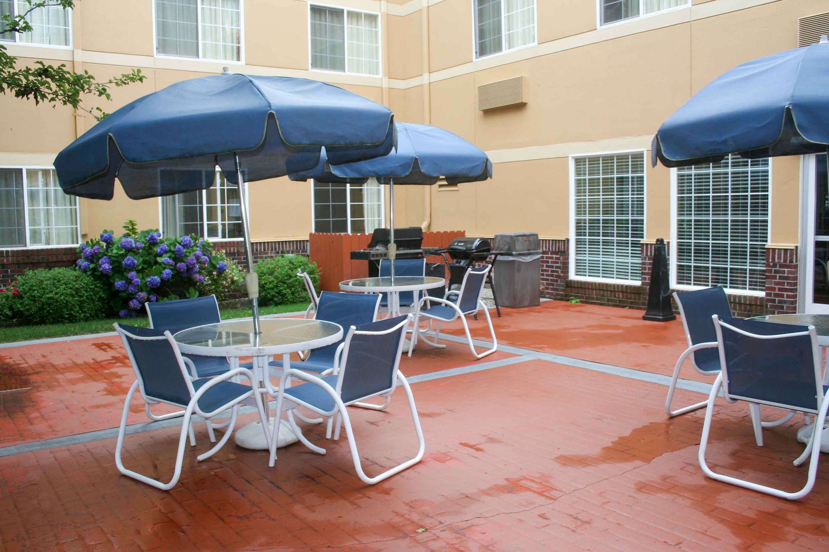 Picnic Area | Extended Stay America Suites Providence Airport