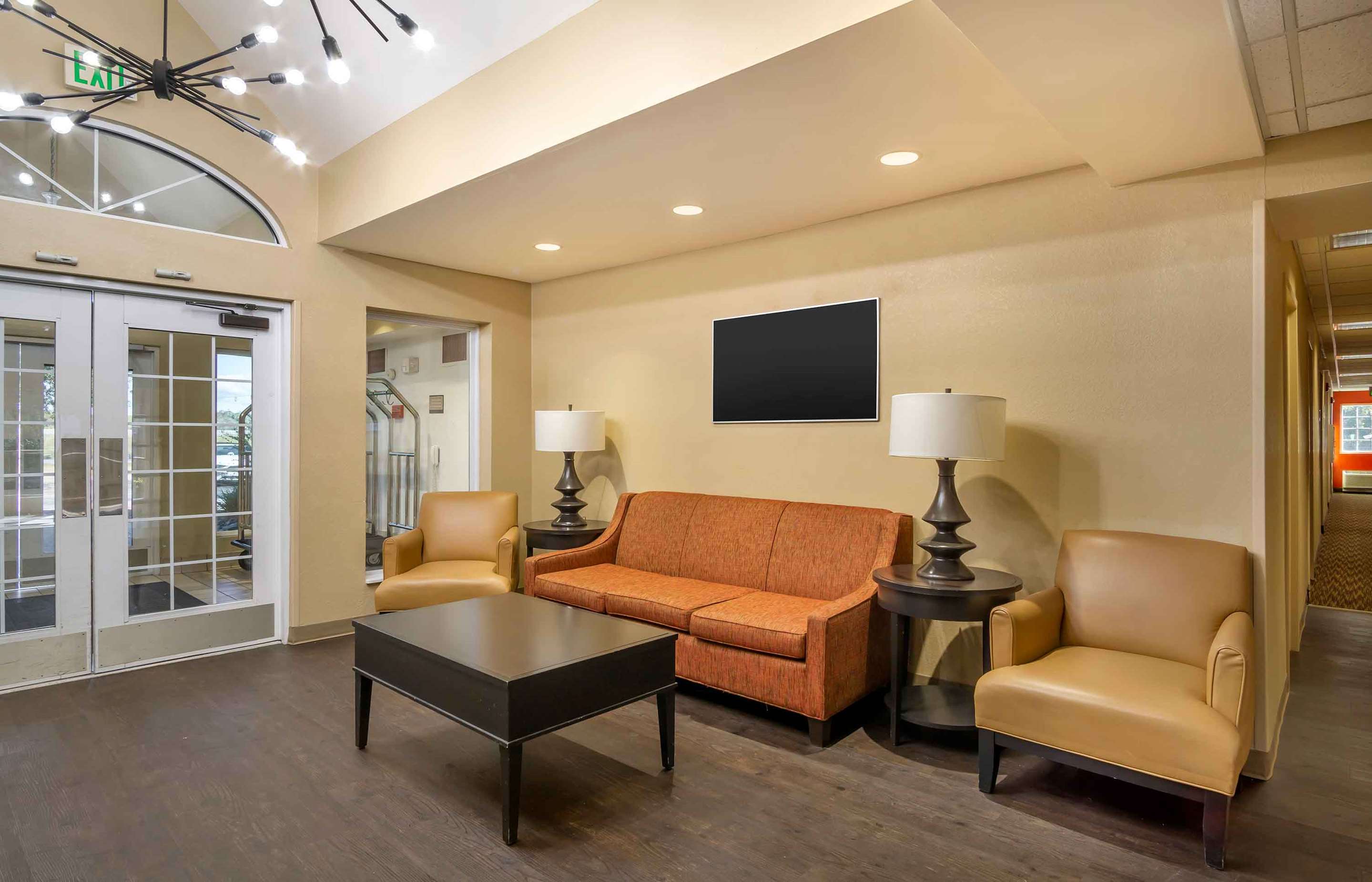 Lobby and Guest Check-in | Extended Stay America Suites - Charleston - Airport