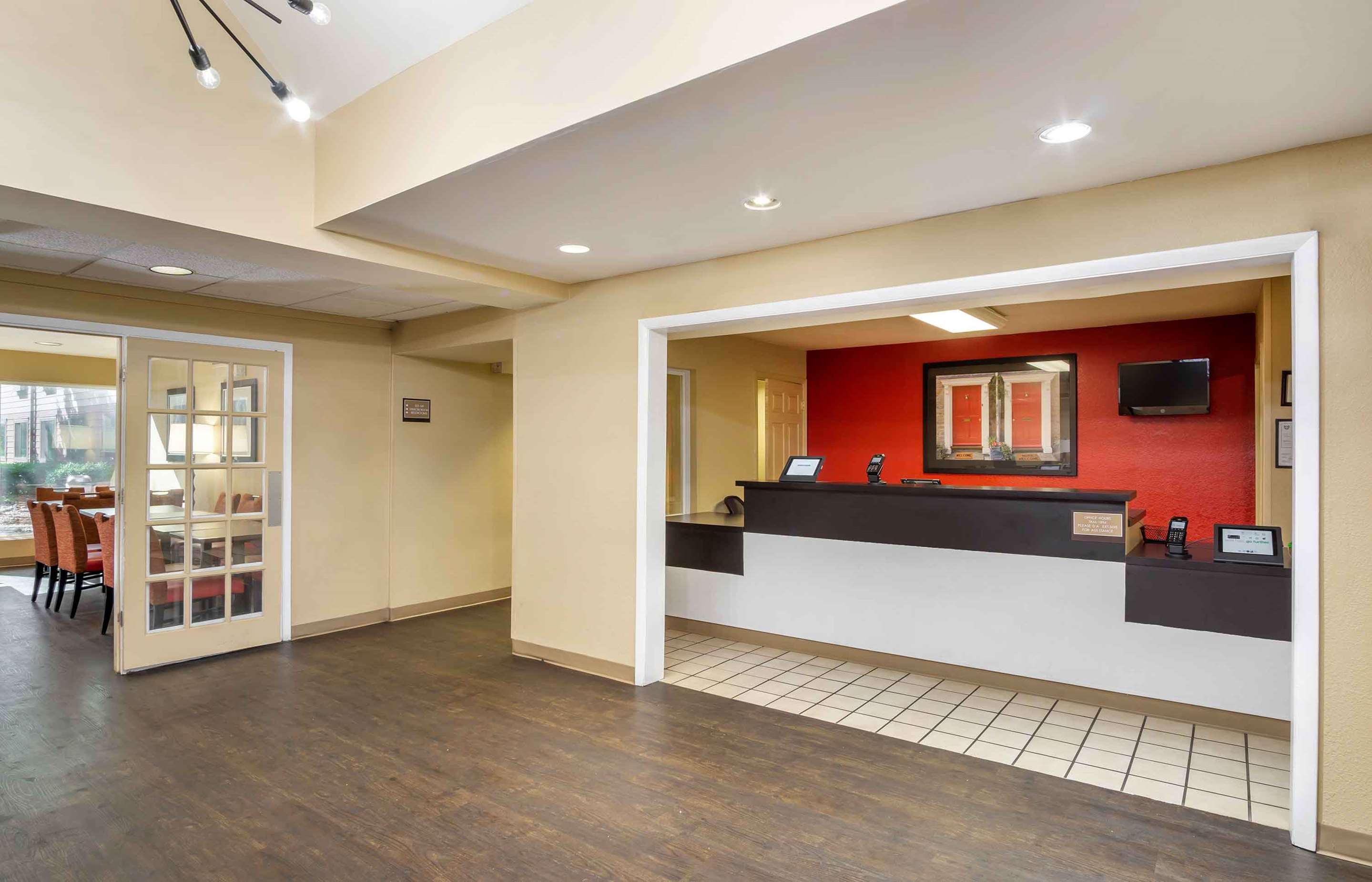Lobby and Guest Check-in | Extended Stay America Suites - Charleston - Airport