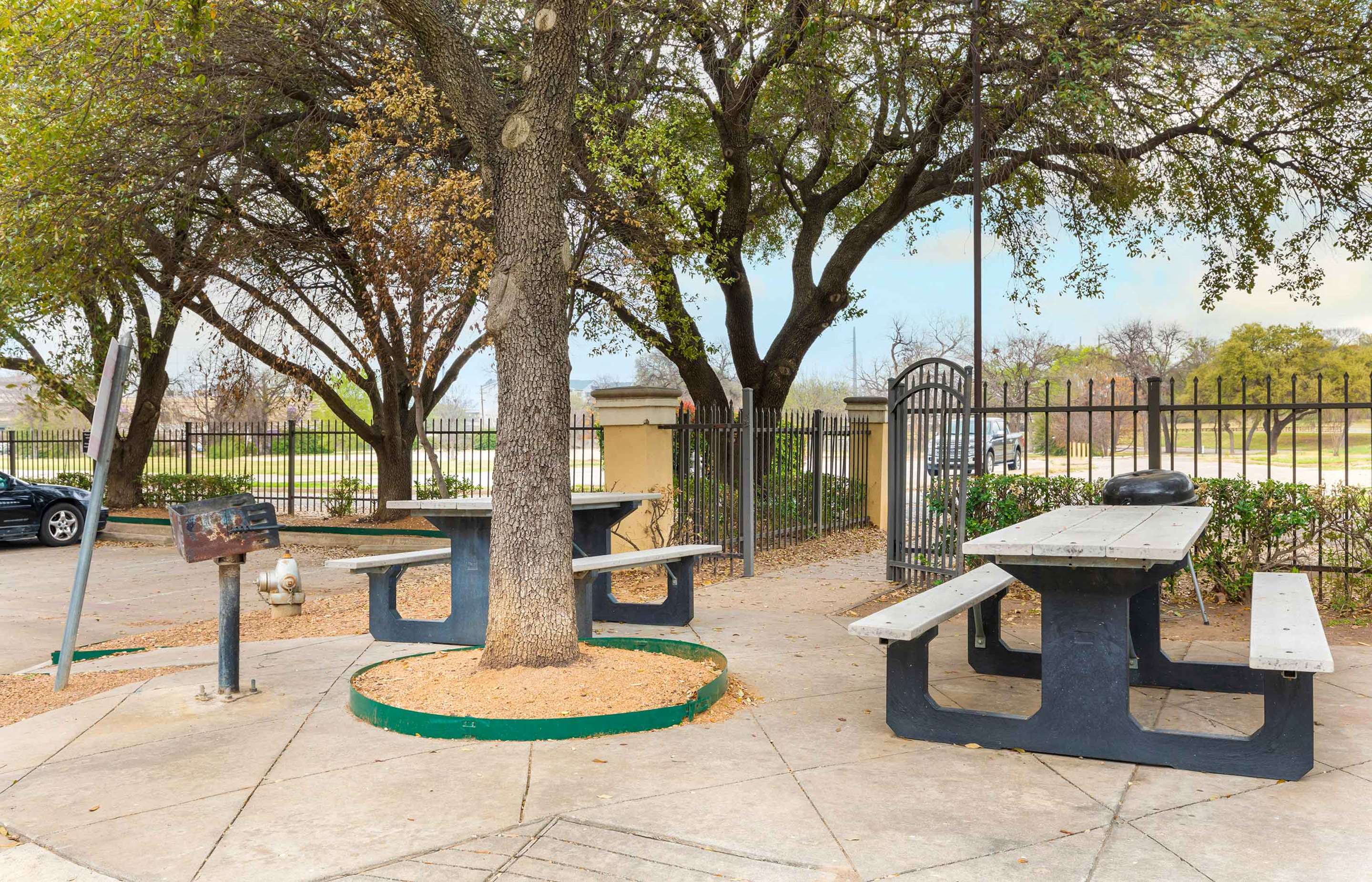 Picnic Area | Extended Stay America Suites Fort Worth Medical Center