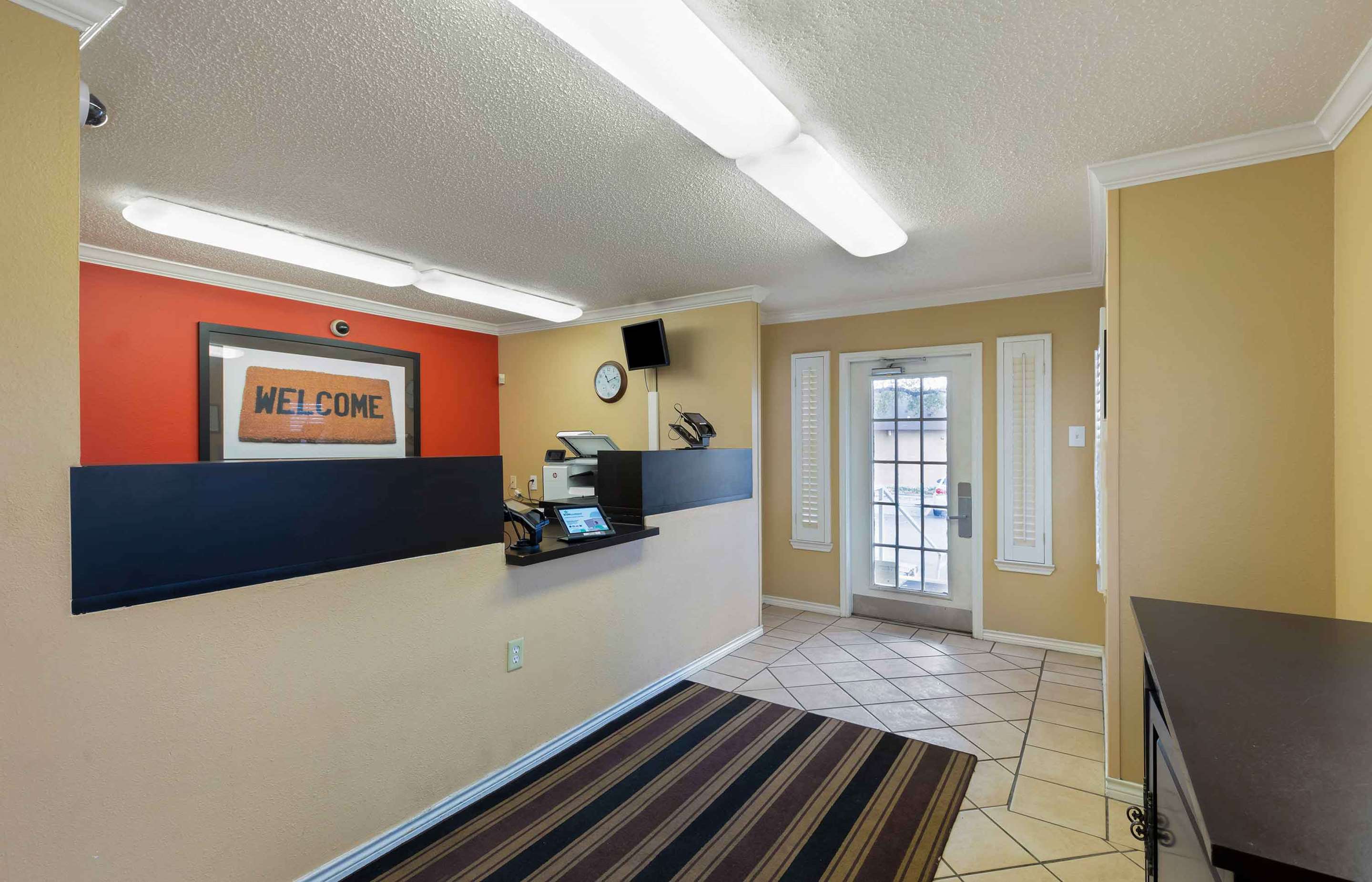 Lobby and Guest Check-in | Extended Stay America Suites Fort Worth Medical Center