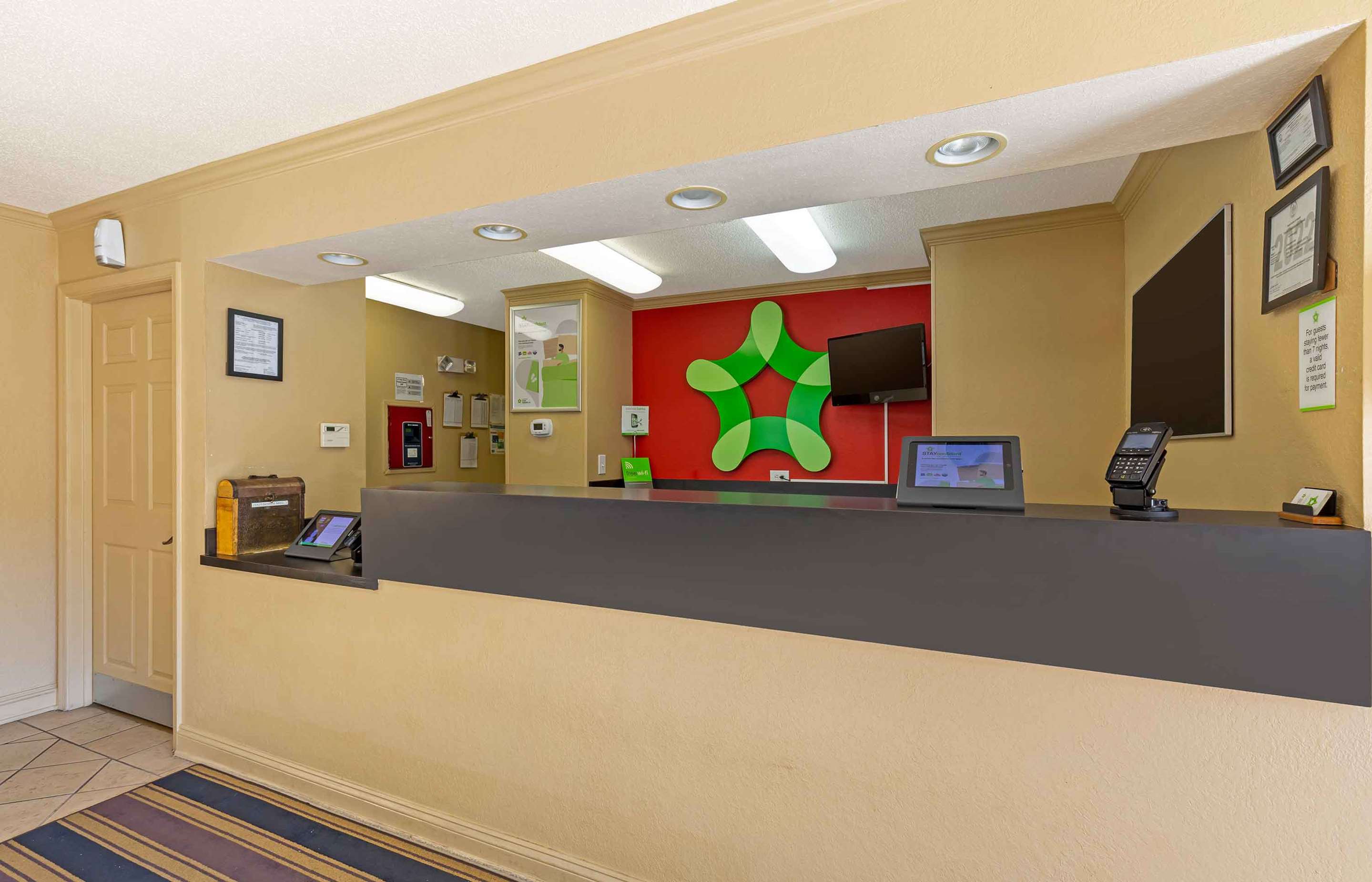 Lobby and Guest Check-in | Extended Stay America Suites Washington DC Falls Church
