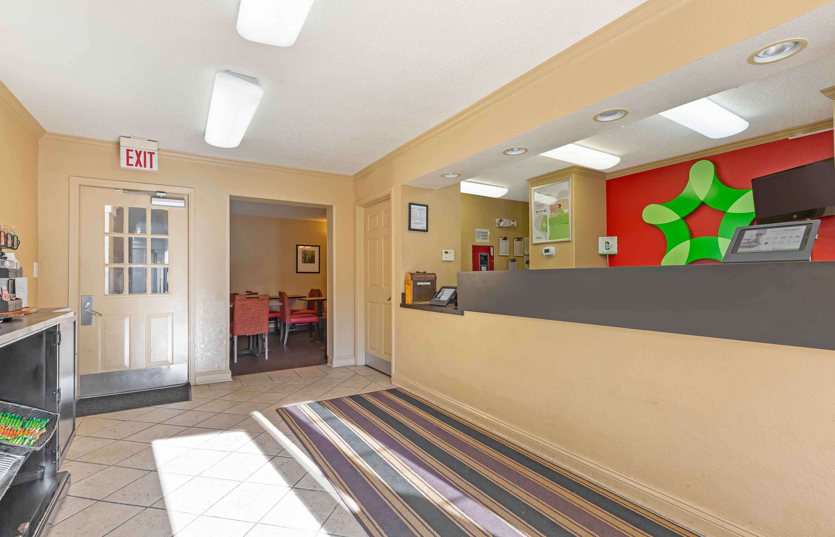 Lobby and Guest Check-in | Extended Stay America Suites Washington DC Falls Church