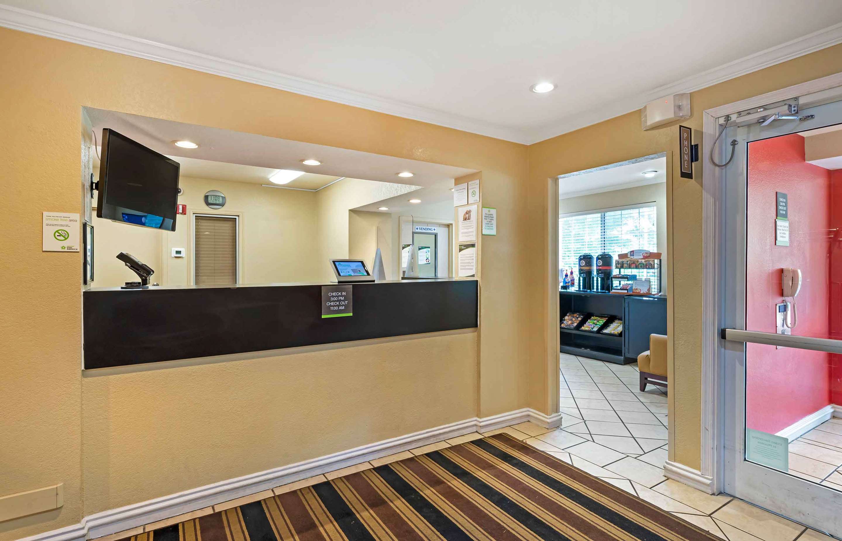 Lobby and Guest Check-in | Extended Stay America Suites North Chesterfield Arboretum