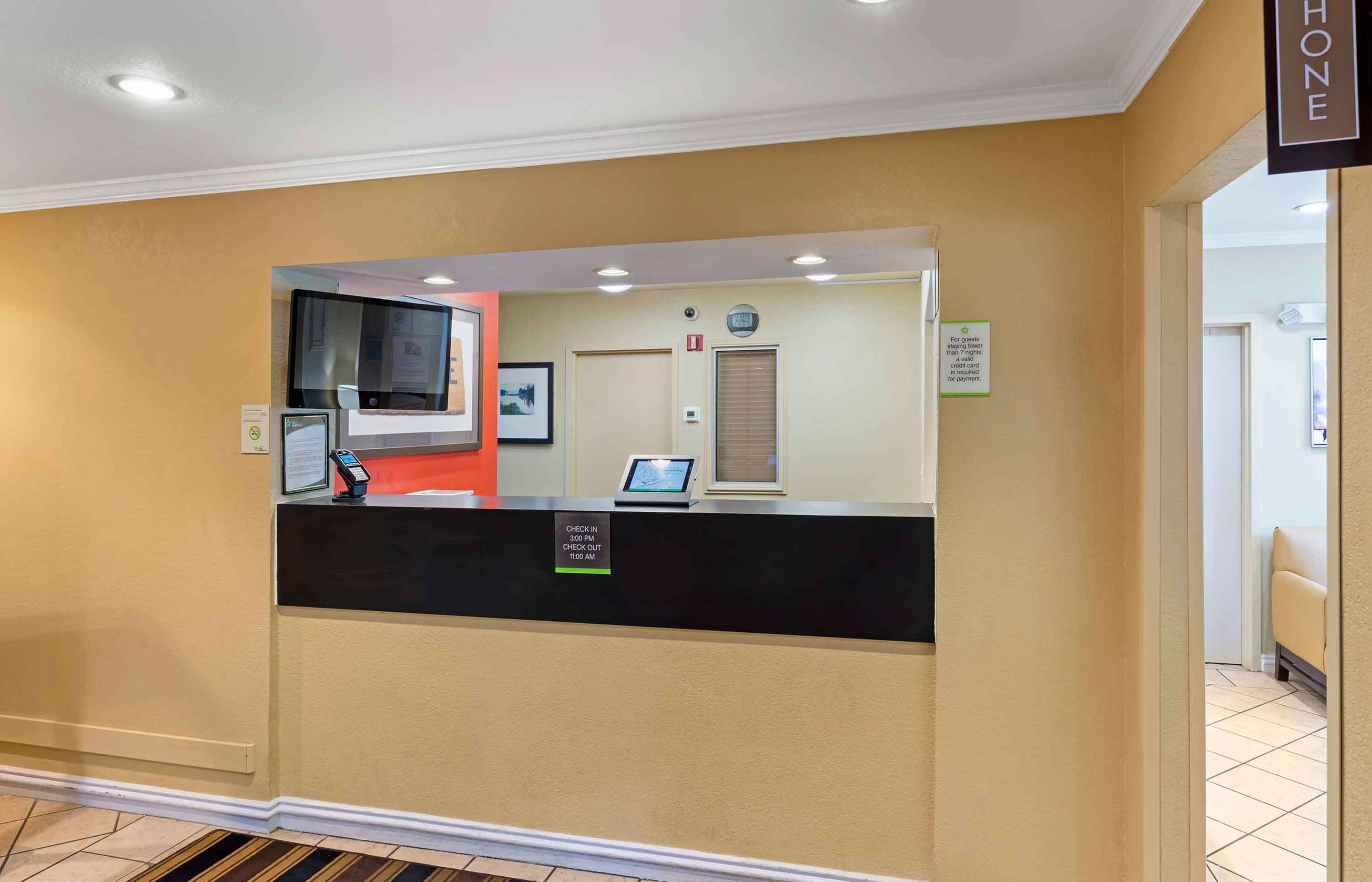 Lobby and Guest Check-in | Extended Stay America Suites North Chesterfield Arboretum
