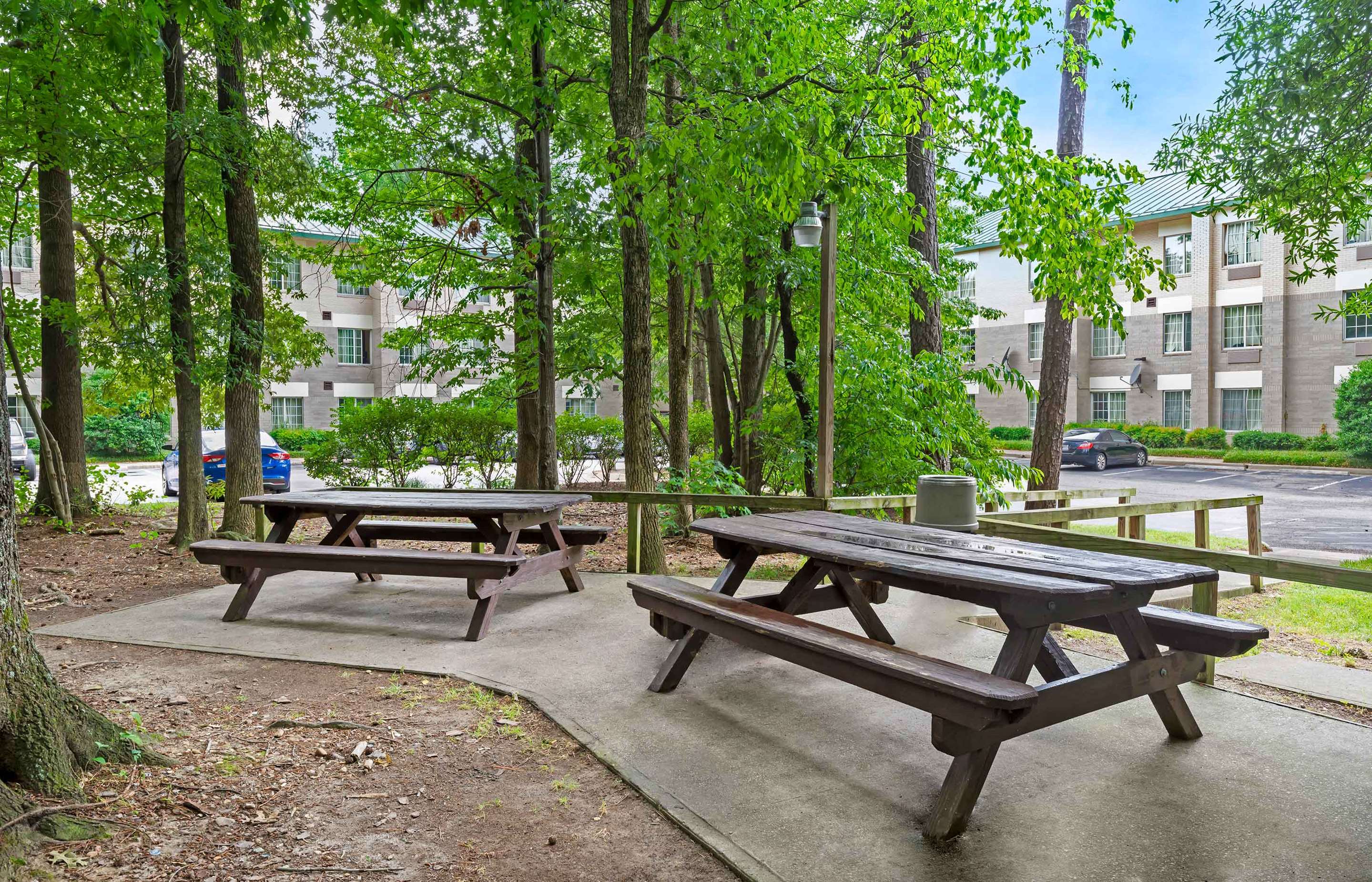 Picnic Area | Extended Stay America Suites North Chesterfield Arboretum