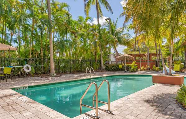 Pool - Extended Stay America Premier Suites Pompano Beach - I-95, Exit 33