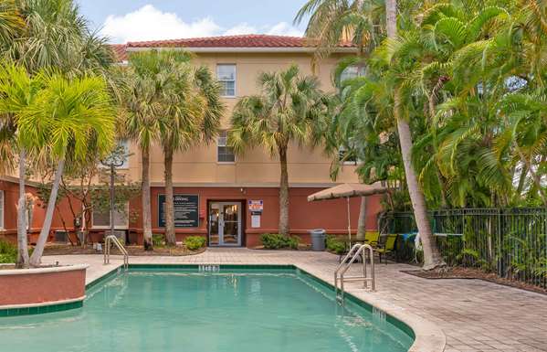 Pool - Extended Stay America Premier Suites Pompano Beach - I-95, Exit 33